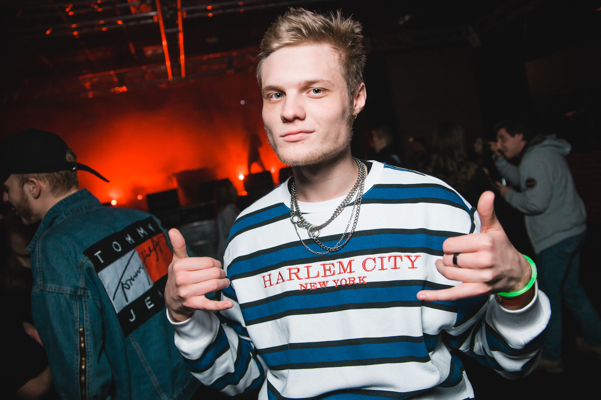 Вечеринки в ночных клубах. Свободный фотограф