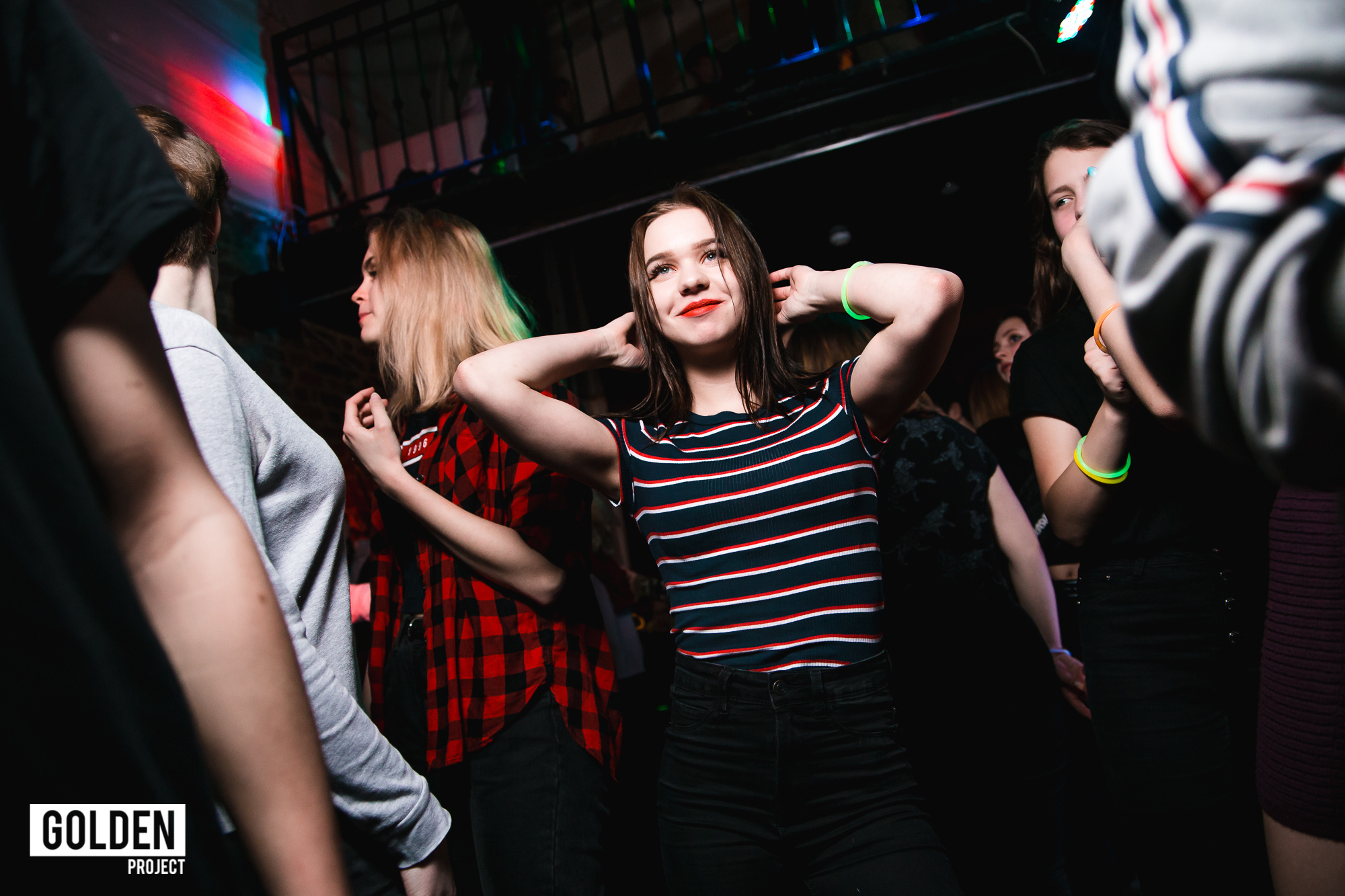 Вечеринки в ночных клубах. Свободный фотограф