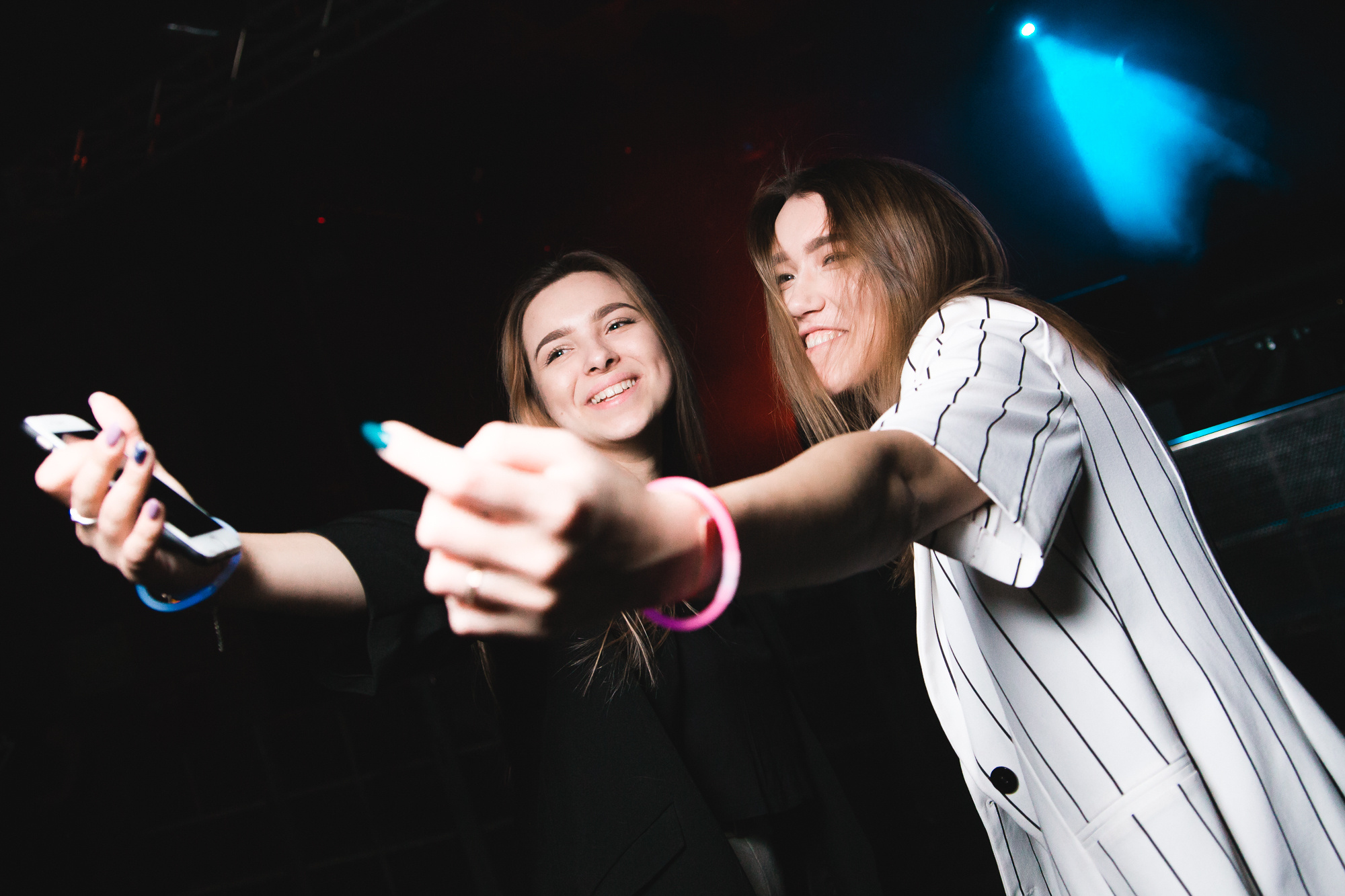 Вечеринки в ночных клубах. Свободный фотограф