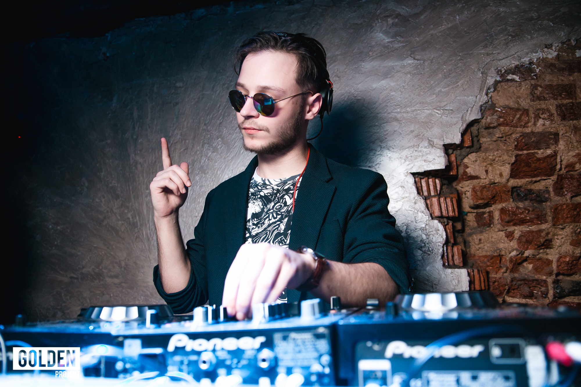 Вечеринки в ночных клубах. Свободный фотограф