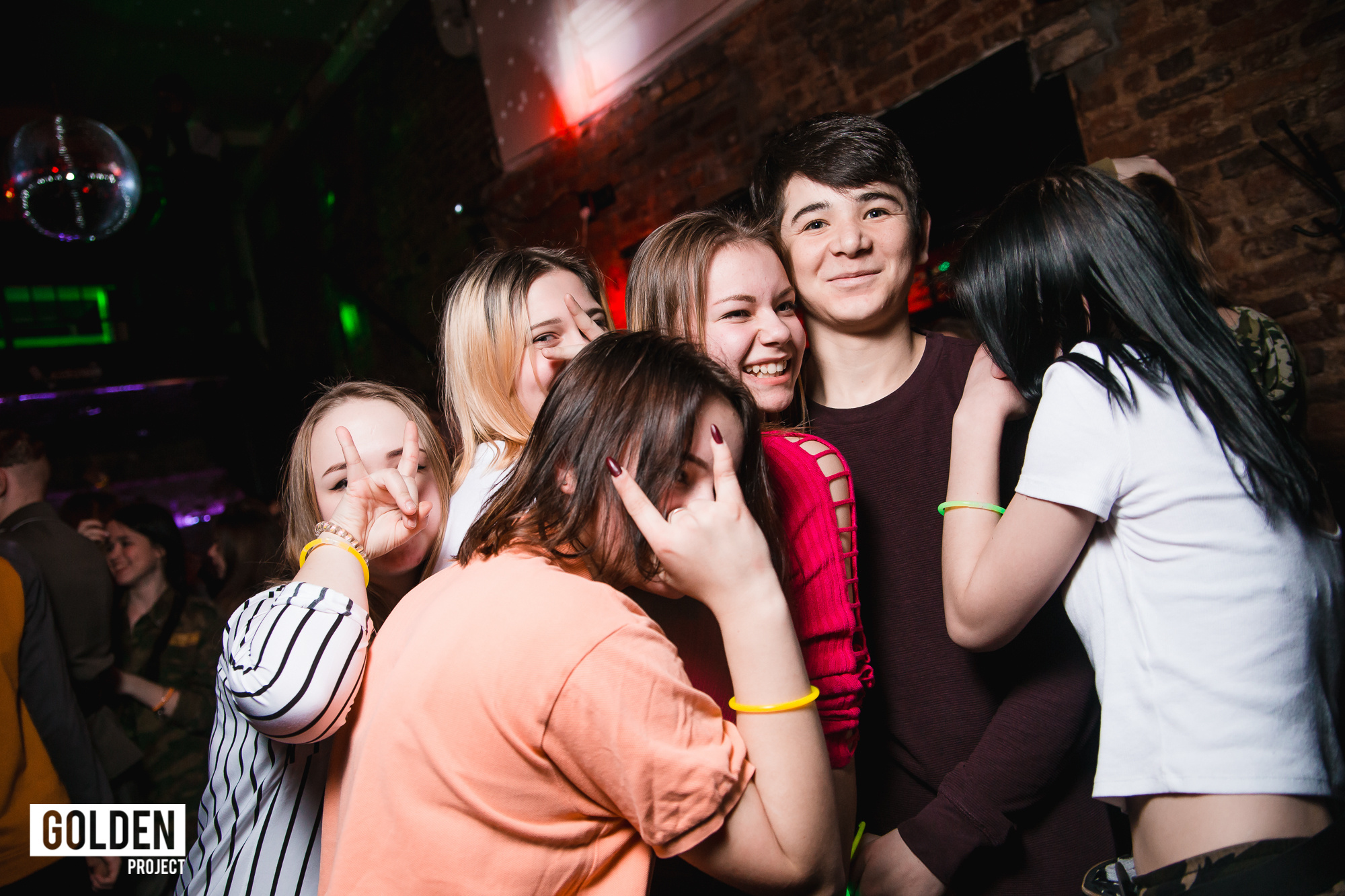 Вечеринки в ночных клубах. Свободный фотограф