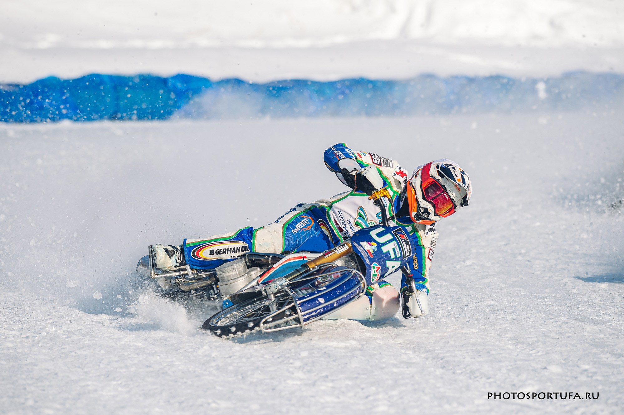 Мотогонку на льду. Спортивный фотограф в Уфе Евгений Буров