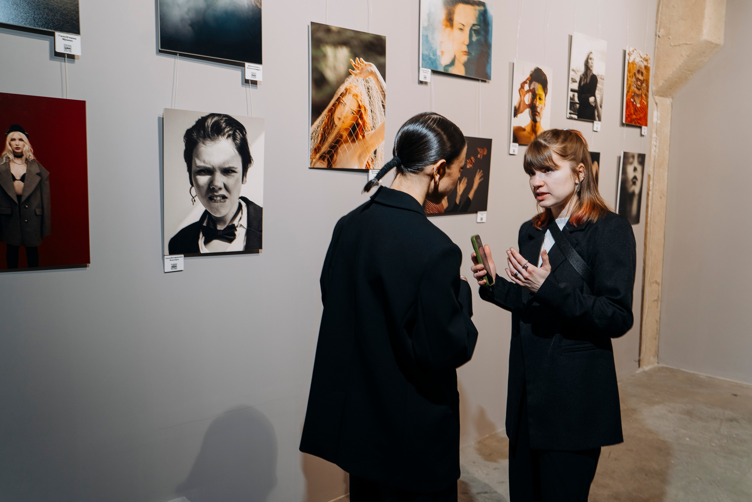 Вернисаж фотовыставки MFamilia «Гармония различий». Организация фотовыставок в Петербурге и Москве, MFamilia (МФамилия)