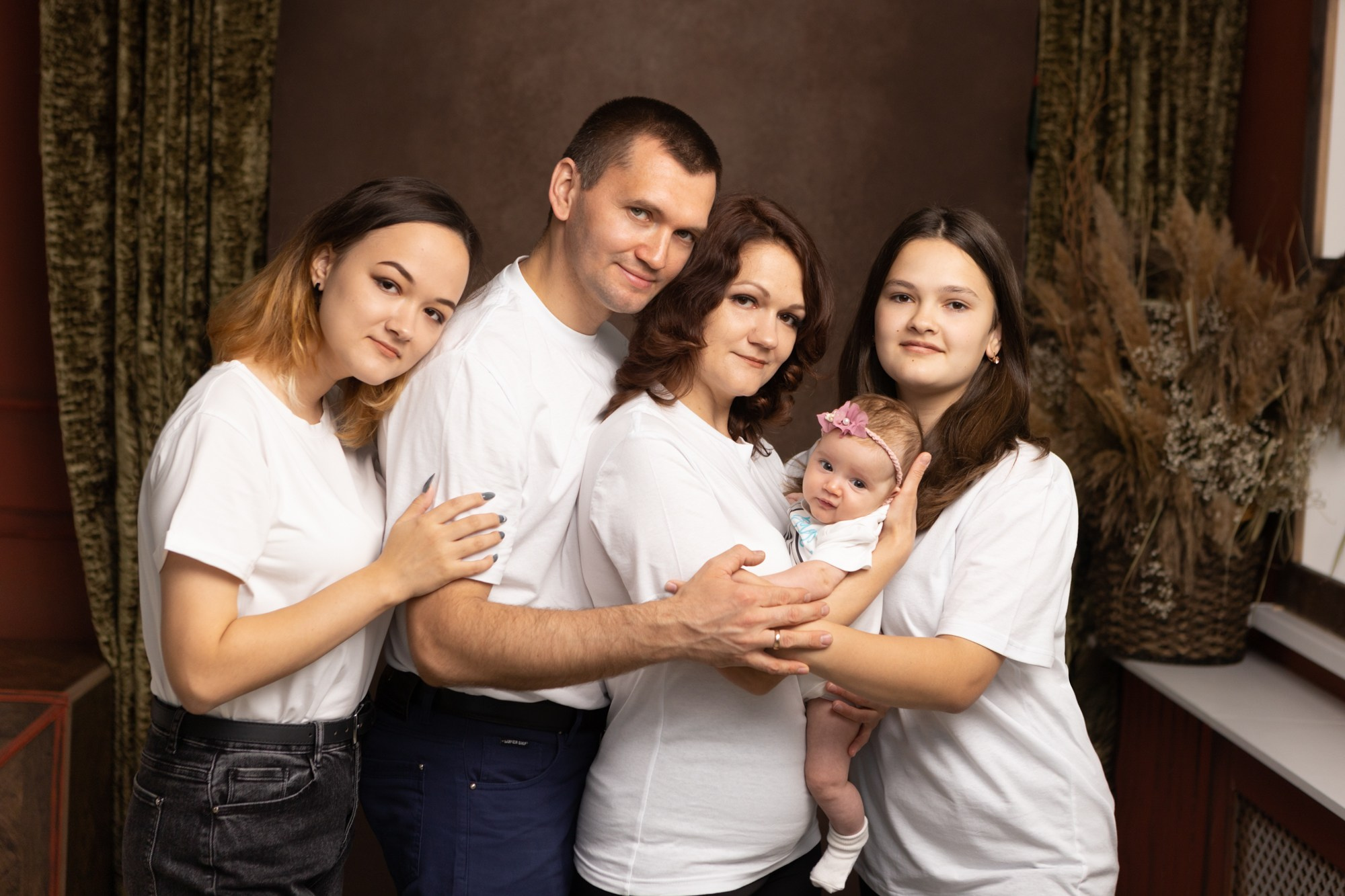 Семейная фотосессия в студии. Фотограф в Оренбурге. Профессиональный фотограф