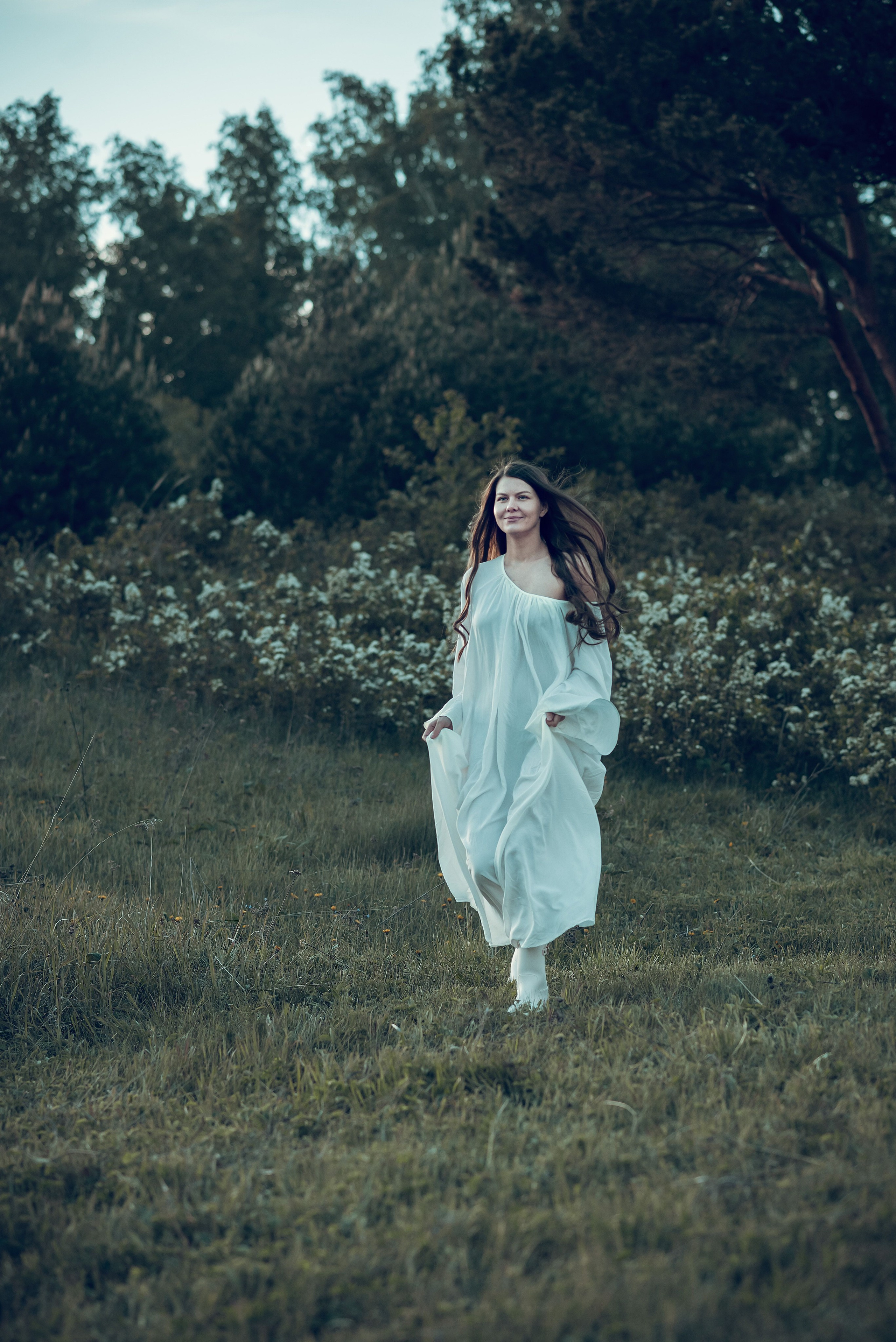 В цветущей спирее. Фотографы крещения/венчания  Красноярск Татьяна и Вячеслав Переваловы