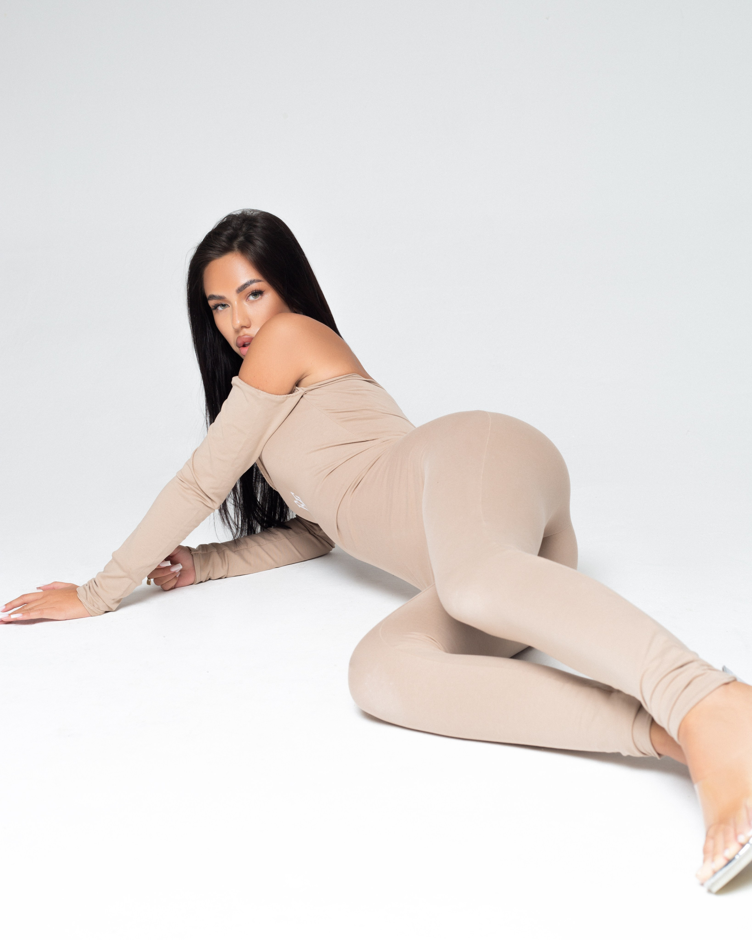 КАТАЛОГ | серый фон. RUNA production — стильные съемки для брендов