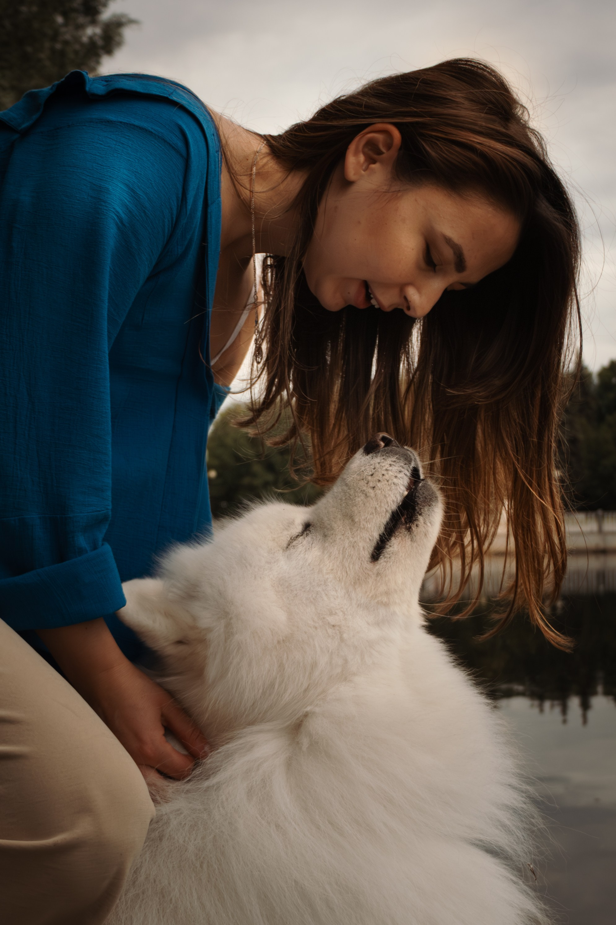 Прогулочная фотосессия девушки в парке с собакой самоедом. Фотограф-анималист в Москве Екатерина Тихонова