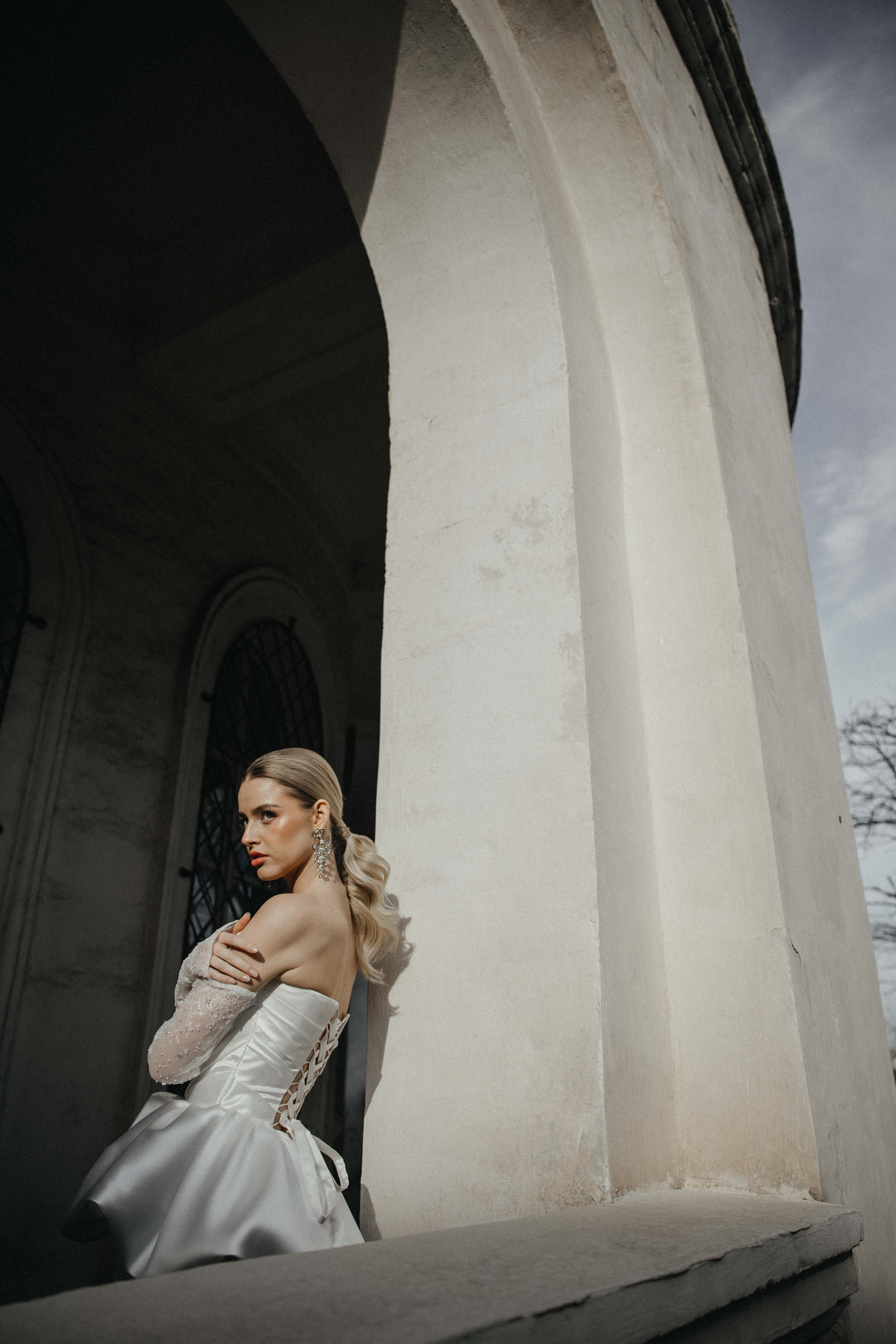 Счастливая пара позирует на свадебной фотосессии на фоне зеленой ткани в театре ,фэшн съемка ,топ 100 — свадебный фотограф Алена Межевова