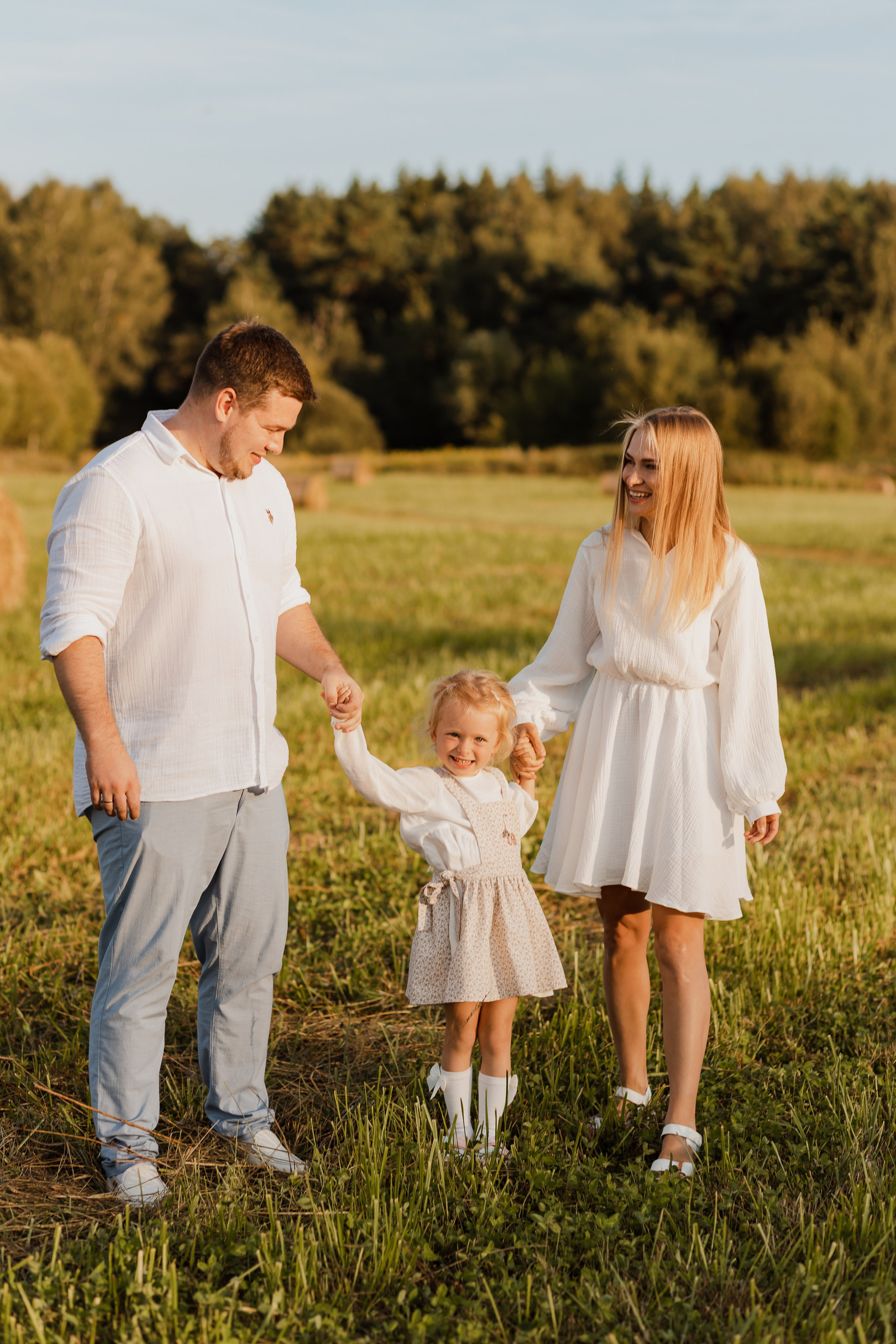 Семья Смирновых в поле с сеном. Семейный и детский фотограф в городе Подолск МО Крылова Ирина