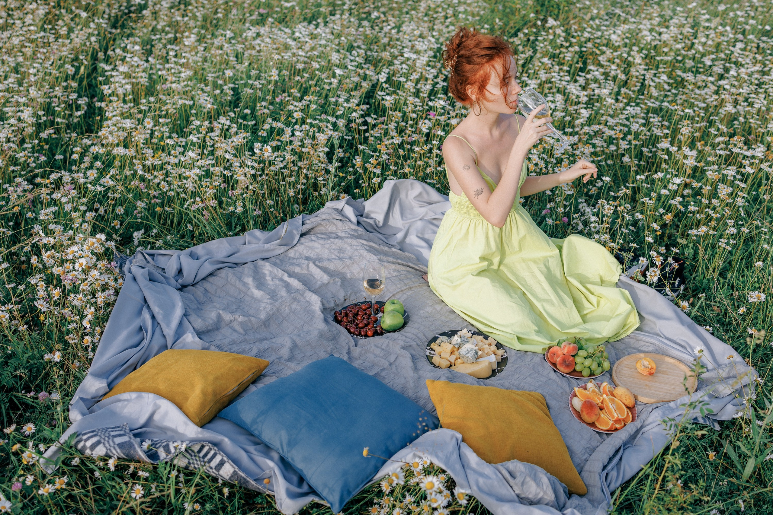 Picnic in the chamomile field in Georgia. Fedor Lemeshko — Destination Wedding and Family Lifestyle photographer