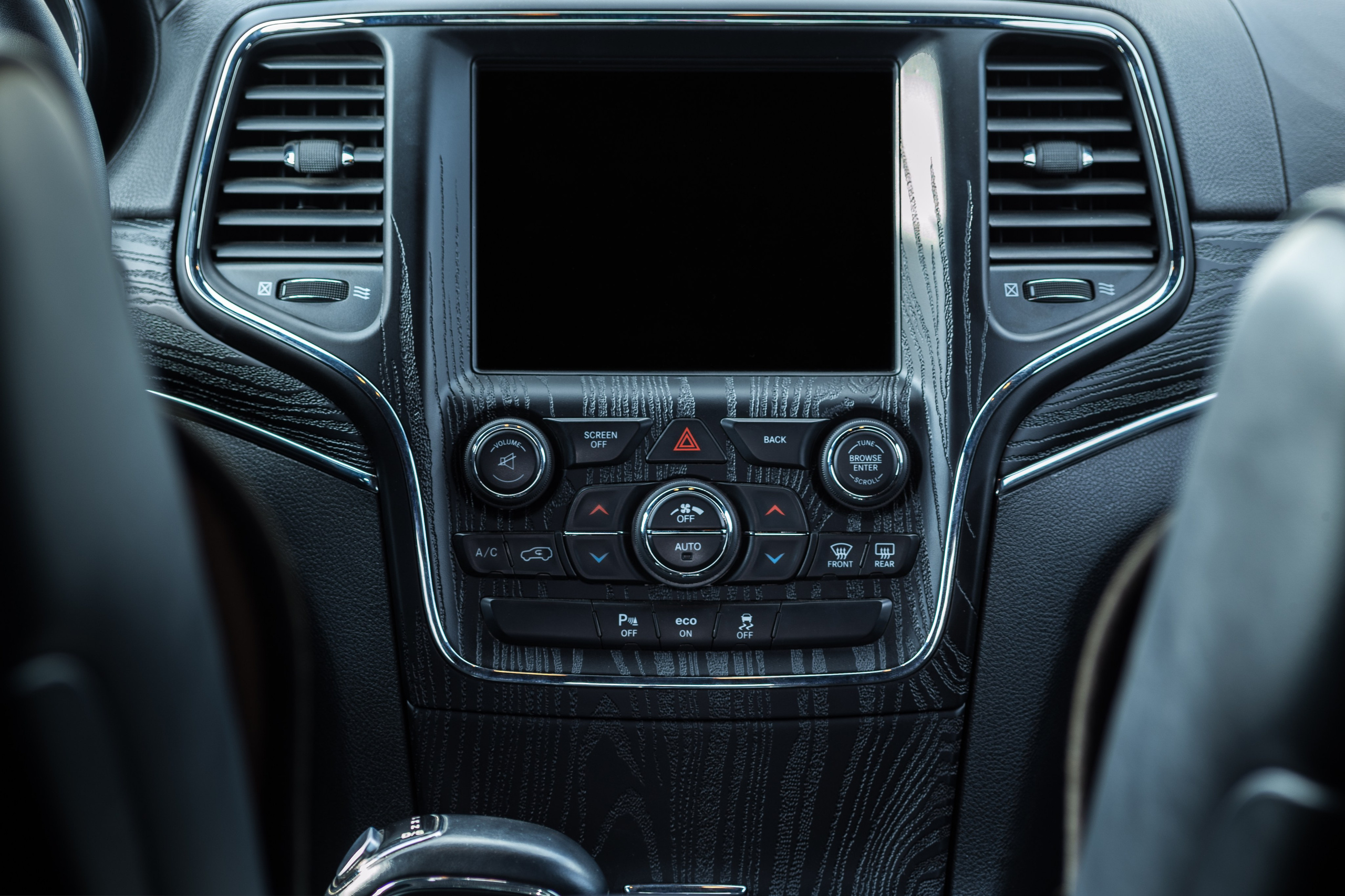 Фотосъемка автомобиля Grand Cherokee для Evil Painter. Интерьерный фотограф и ретушер в Красноярске Денис Антропов