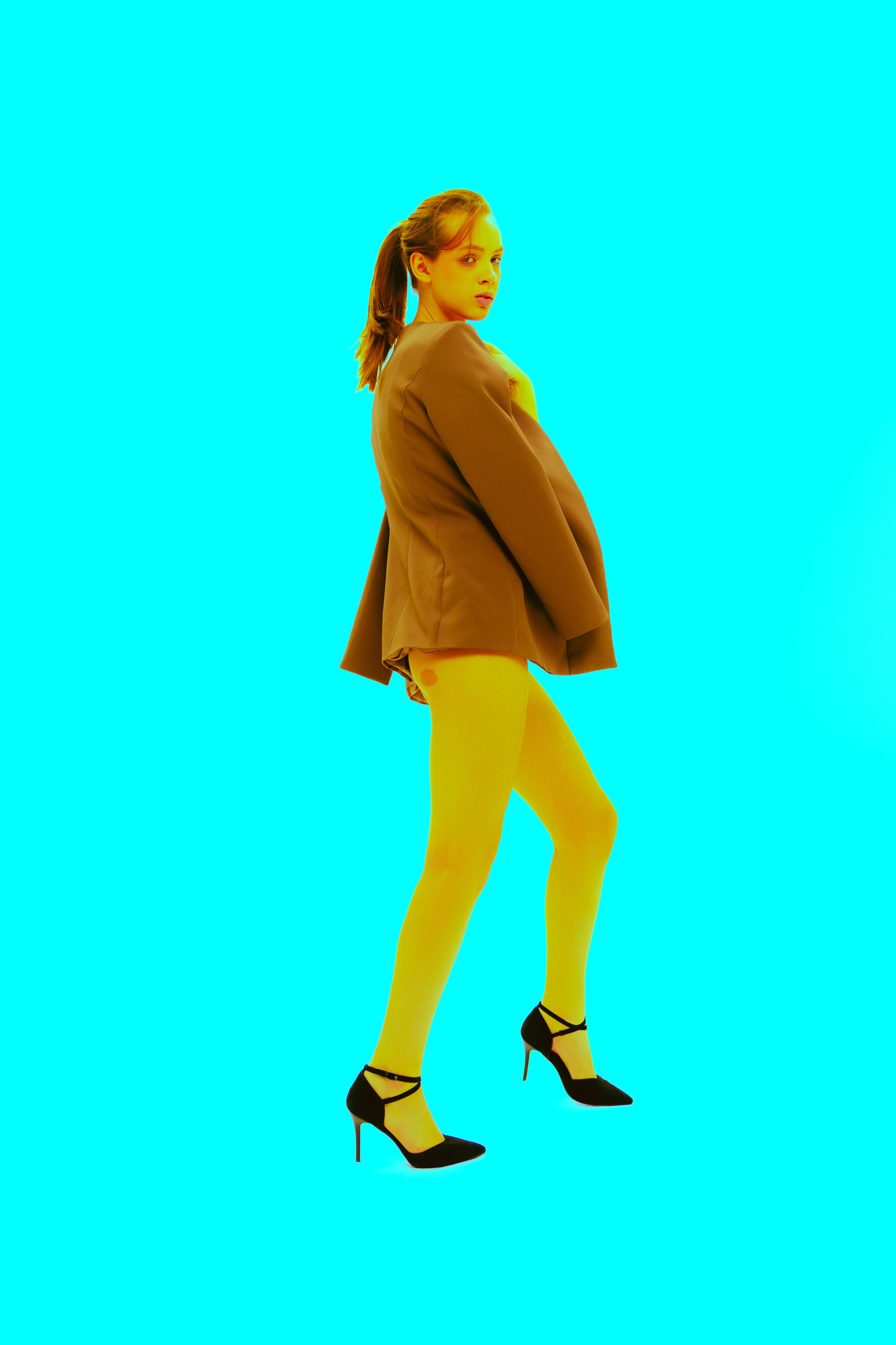 Модная поп-арт композиция: девушка в деловом стиле словно выходит из картины — её силуэт выделяется на ярком фоне. Сочетание классики и авангарда делает фото уникальным.