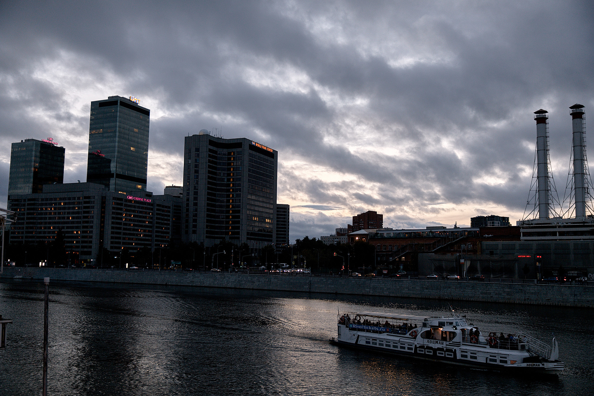 На теплоходе музыка играет). Фотограф Игорь Цаплин