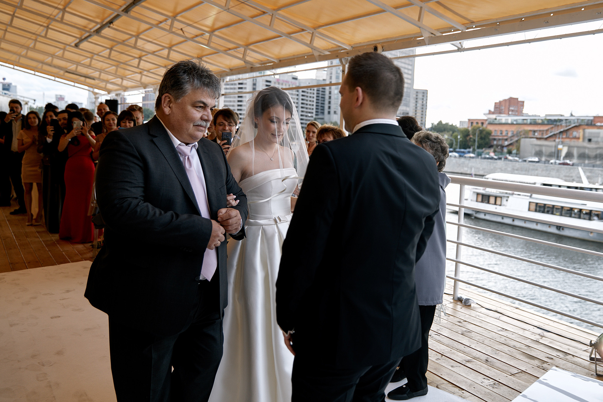 На теплоходе музыка играет). Фотограф Игорь Цаплин