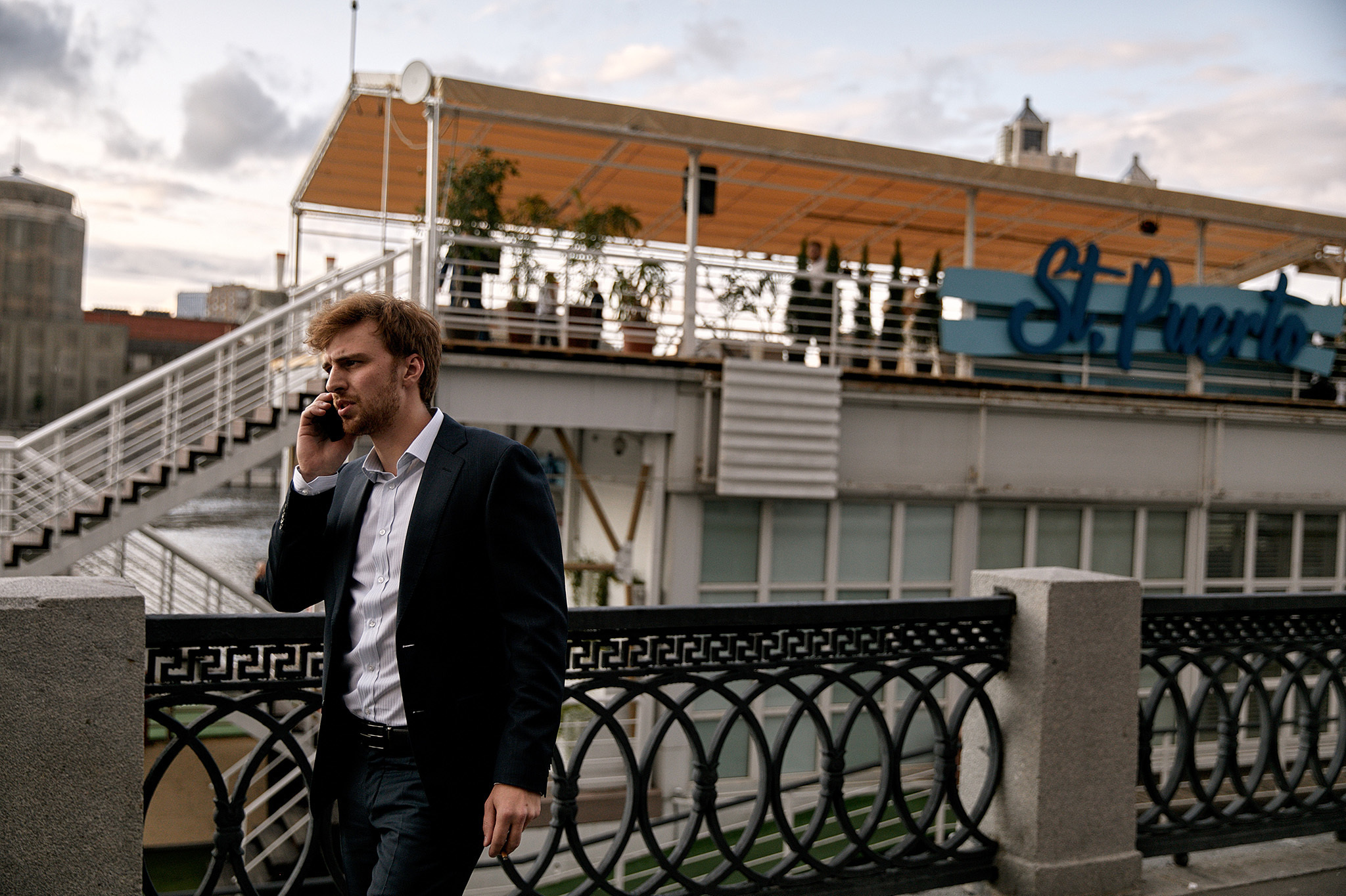 На теплоходе музыка играет). Фотограф Игорь Цаплин