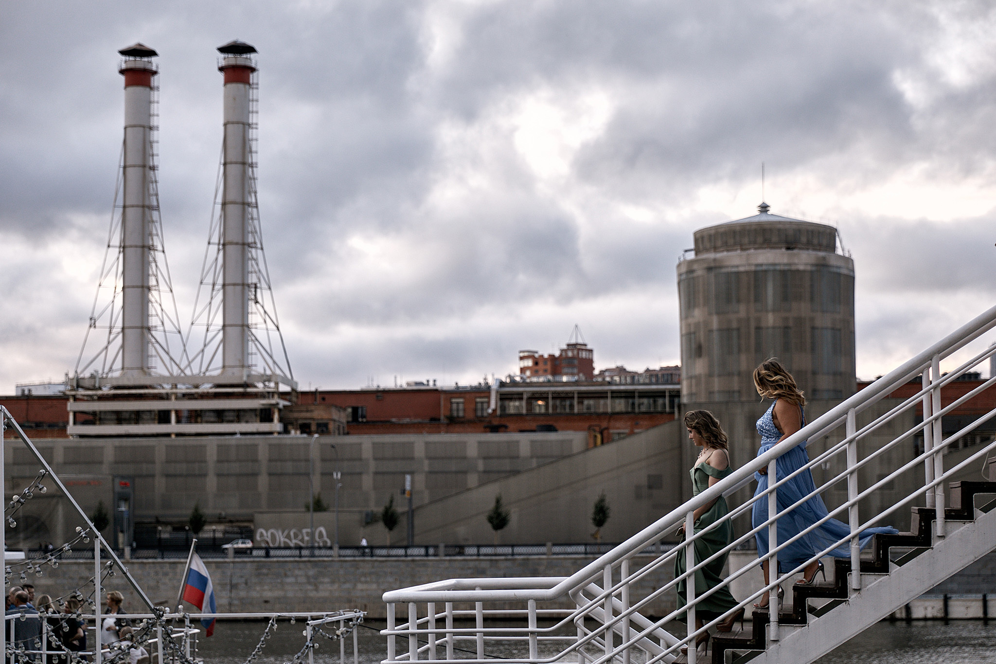 На теплоходе музыка играет). Фотограф Игорь Цаплин
