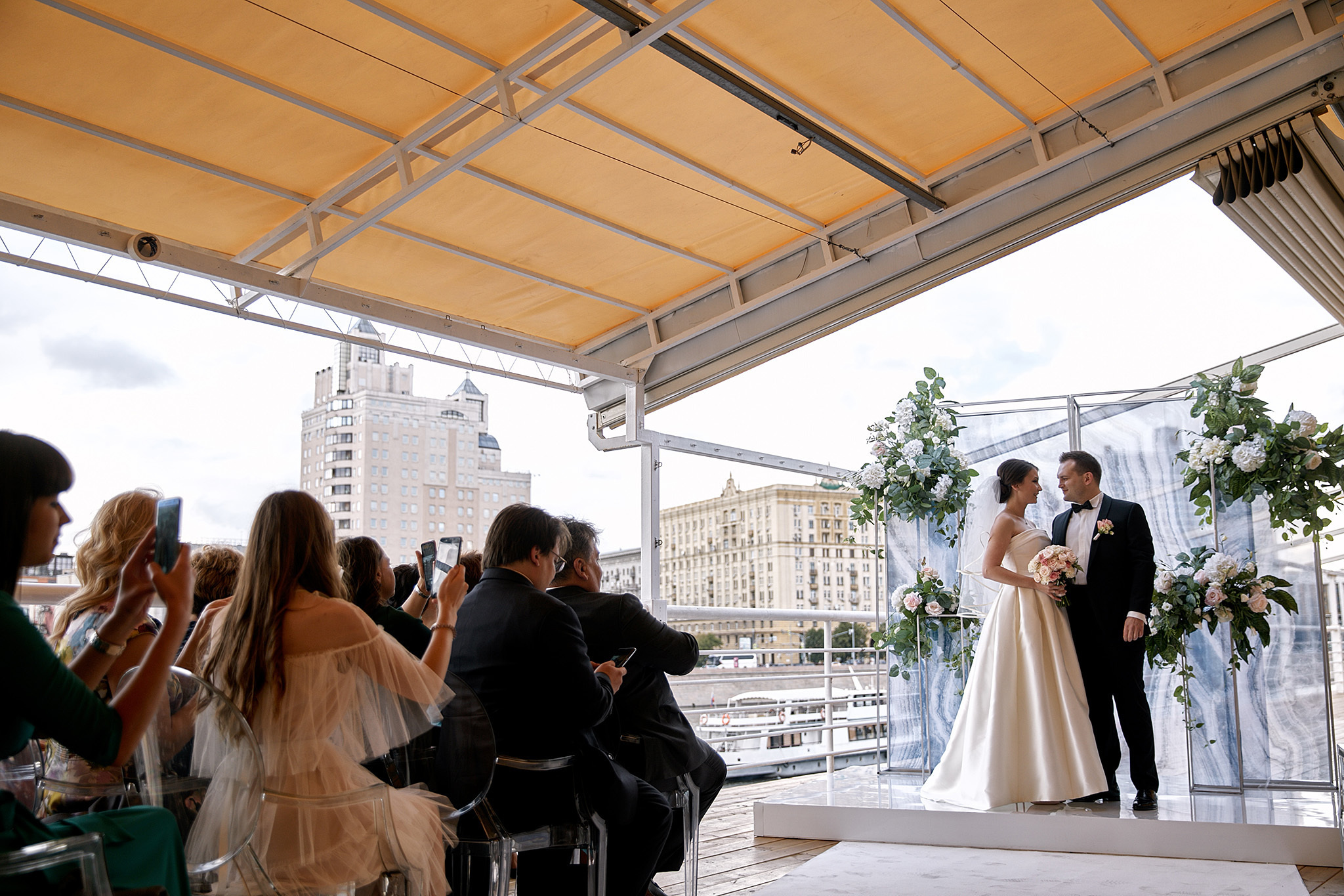 На теплоходе музыка играет). Фотограф Игорь Цаплин