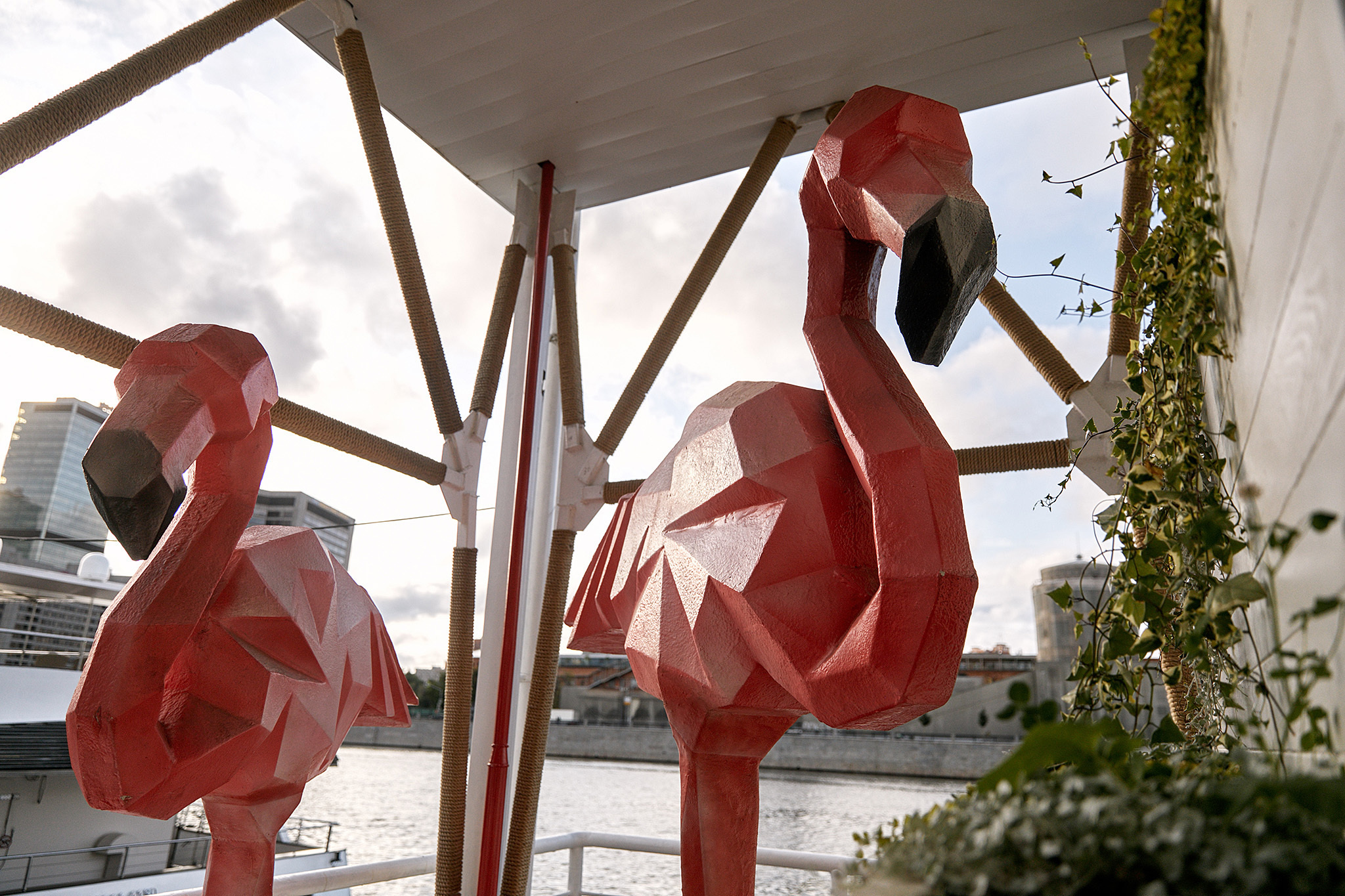 На теплоходе музыка играет). Фотограф Игорь Цаплин