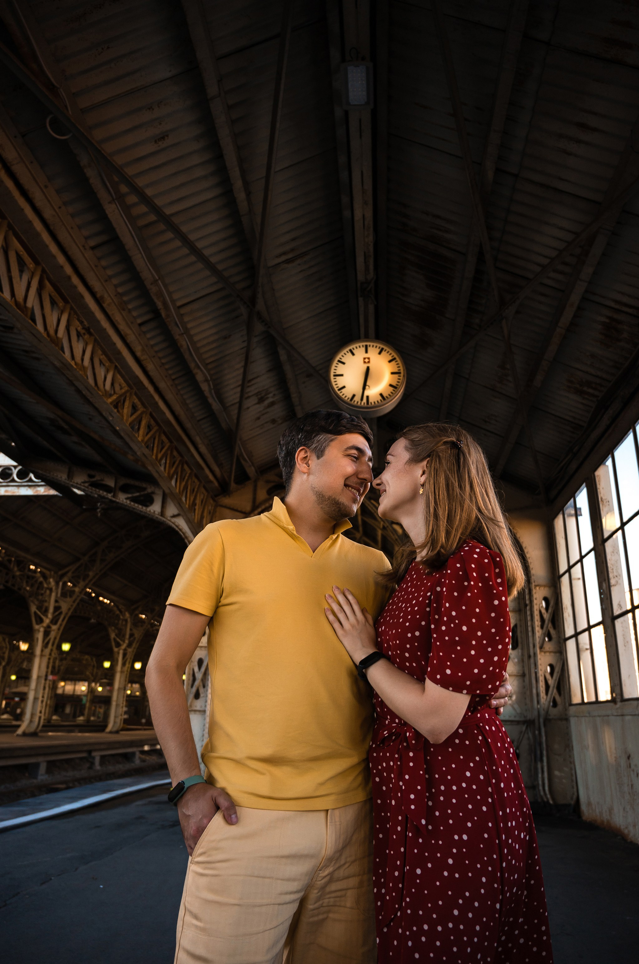 Пара на Витебском вокзале. Свадебный и семейный фотограф из Санкт-Петербурга Климов Анатолий