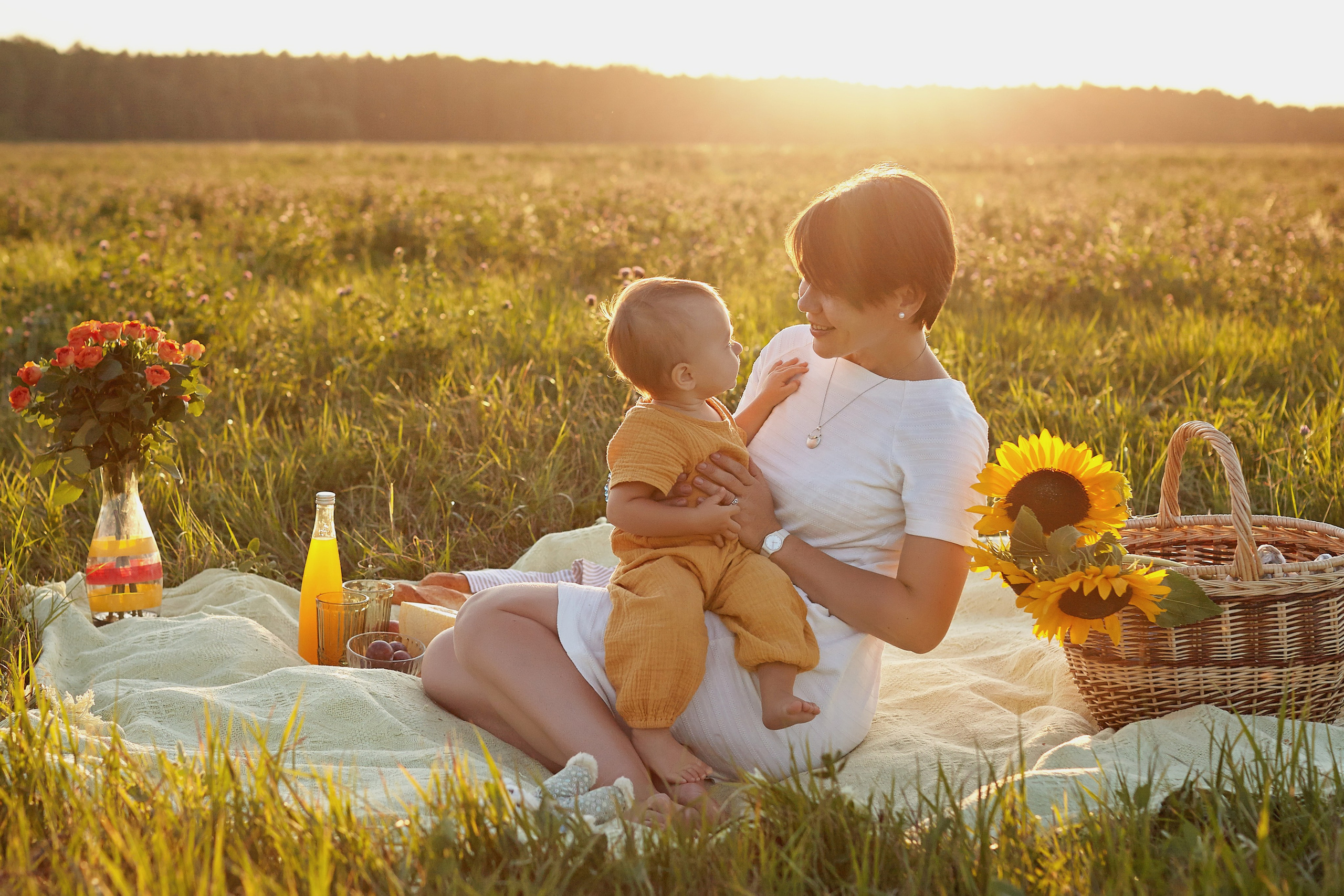 Мама с дочкой в поле на закате. Фотограф Ольга Ефремова