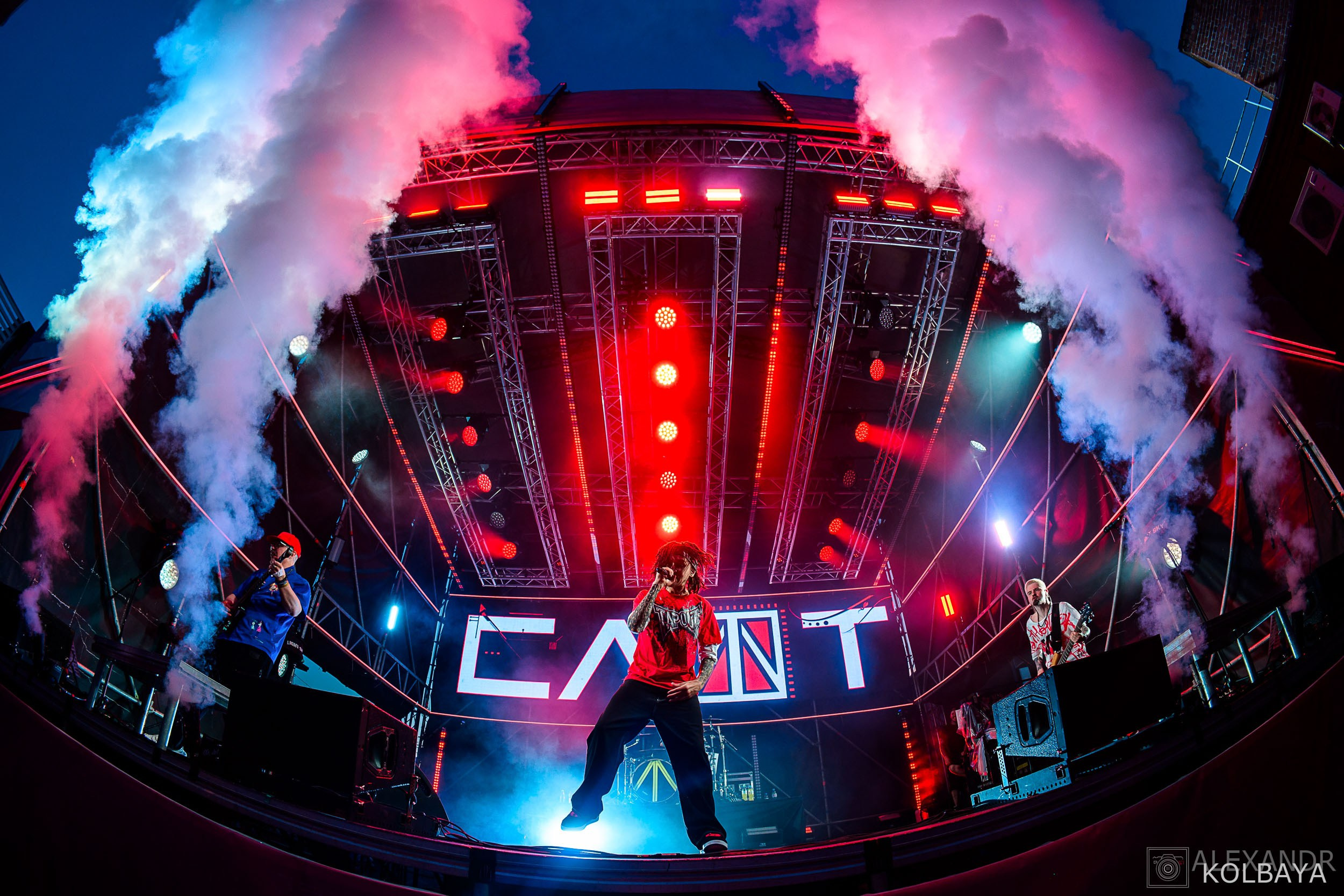 Фоторепортаж с концерта группы СЛОТ на Red Summer 2025. Концертный и театральный репортажный фотограф в Москве Александр Колбая