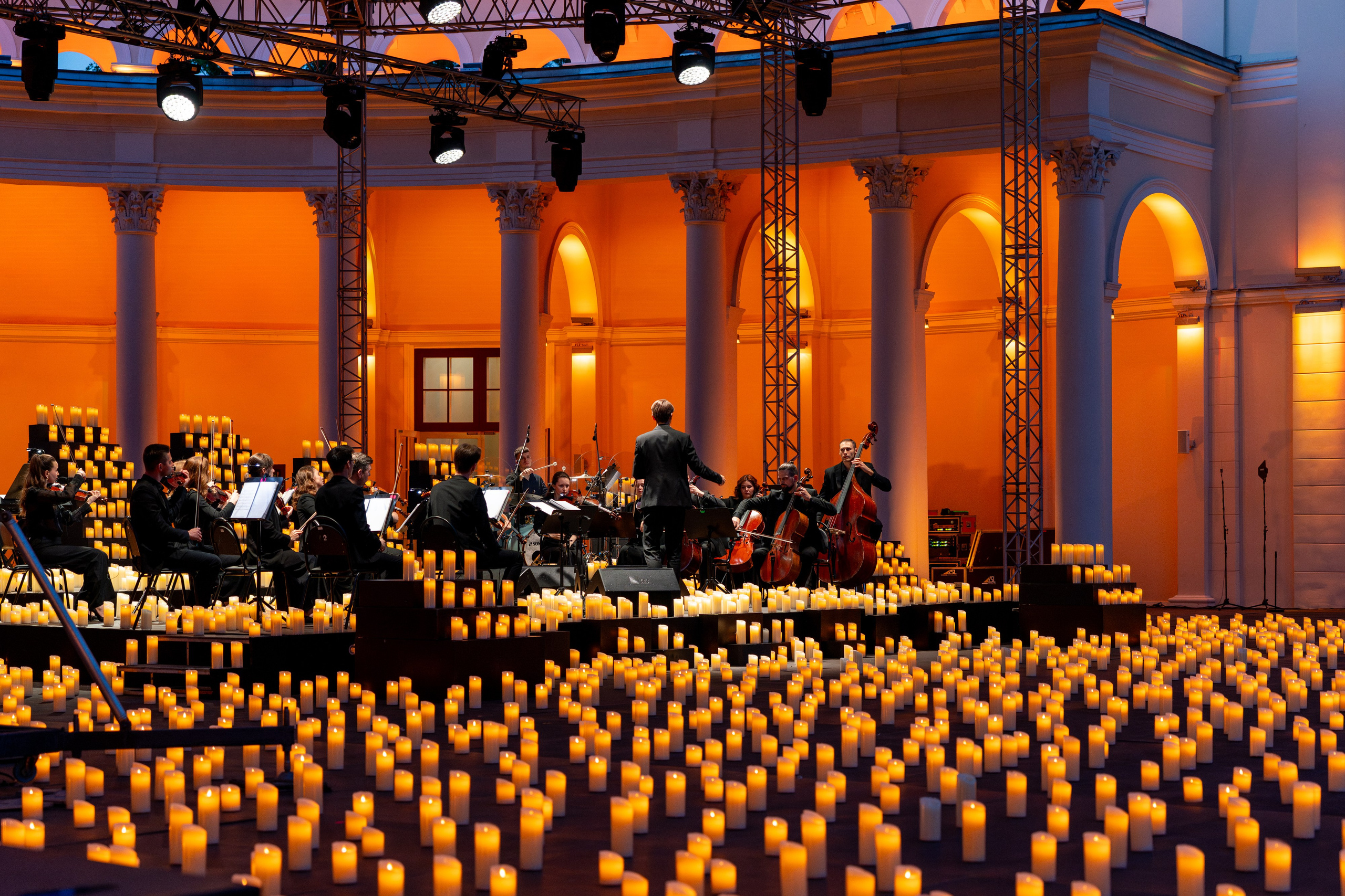 Симфонический оркестр Lumisfera при свечах. Фотограф Никита Комаров