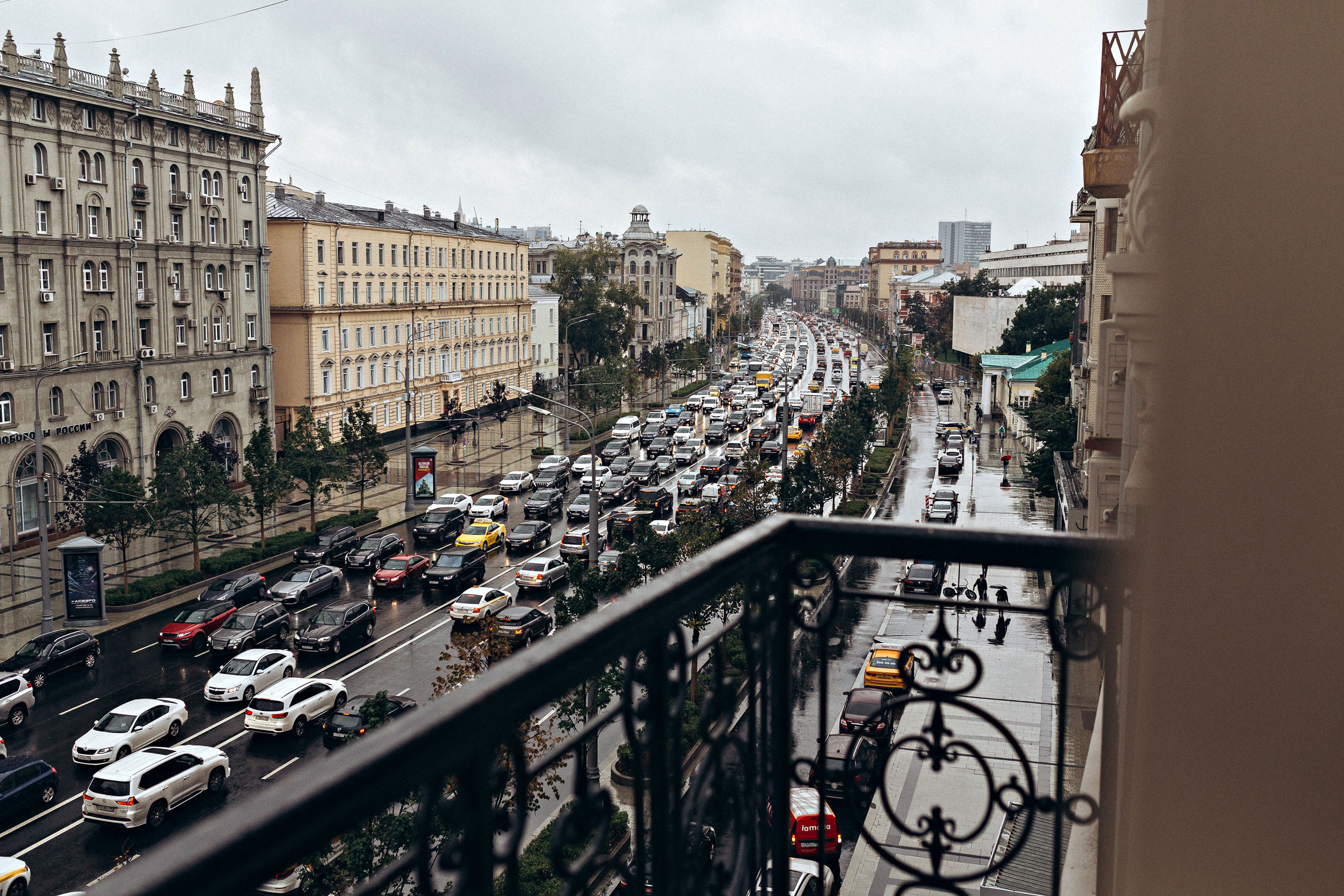 Сборы невесты с подружками. Свадебный фотограф в Москве Максим Паршаков