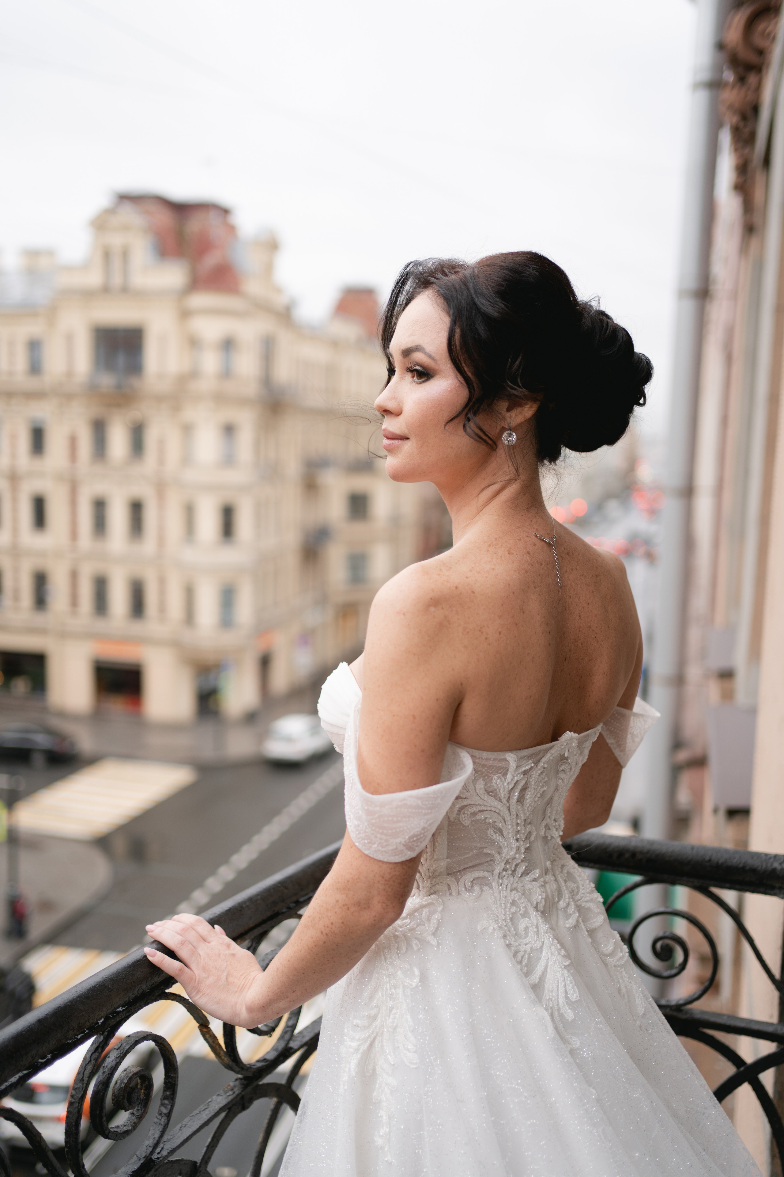 Свадебный образ невесты. Естественный макияж и небрежный пучок на длинные волосы 