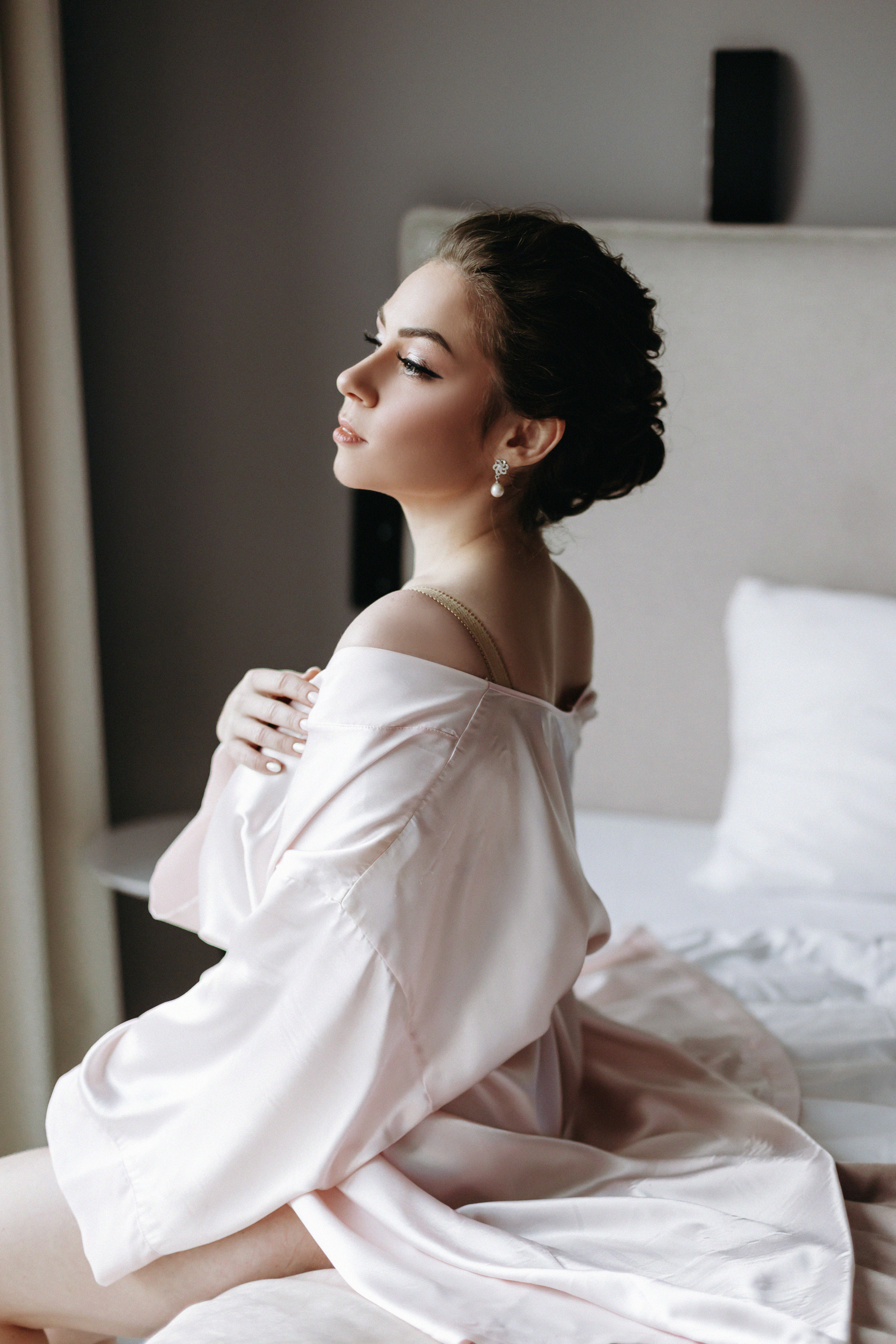 Утро невесты. Свежий свадебный макияж и небрежный пучок.