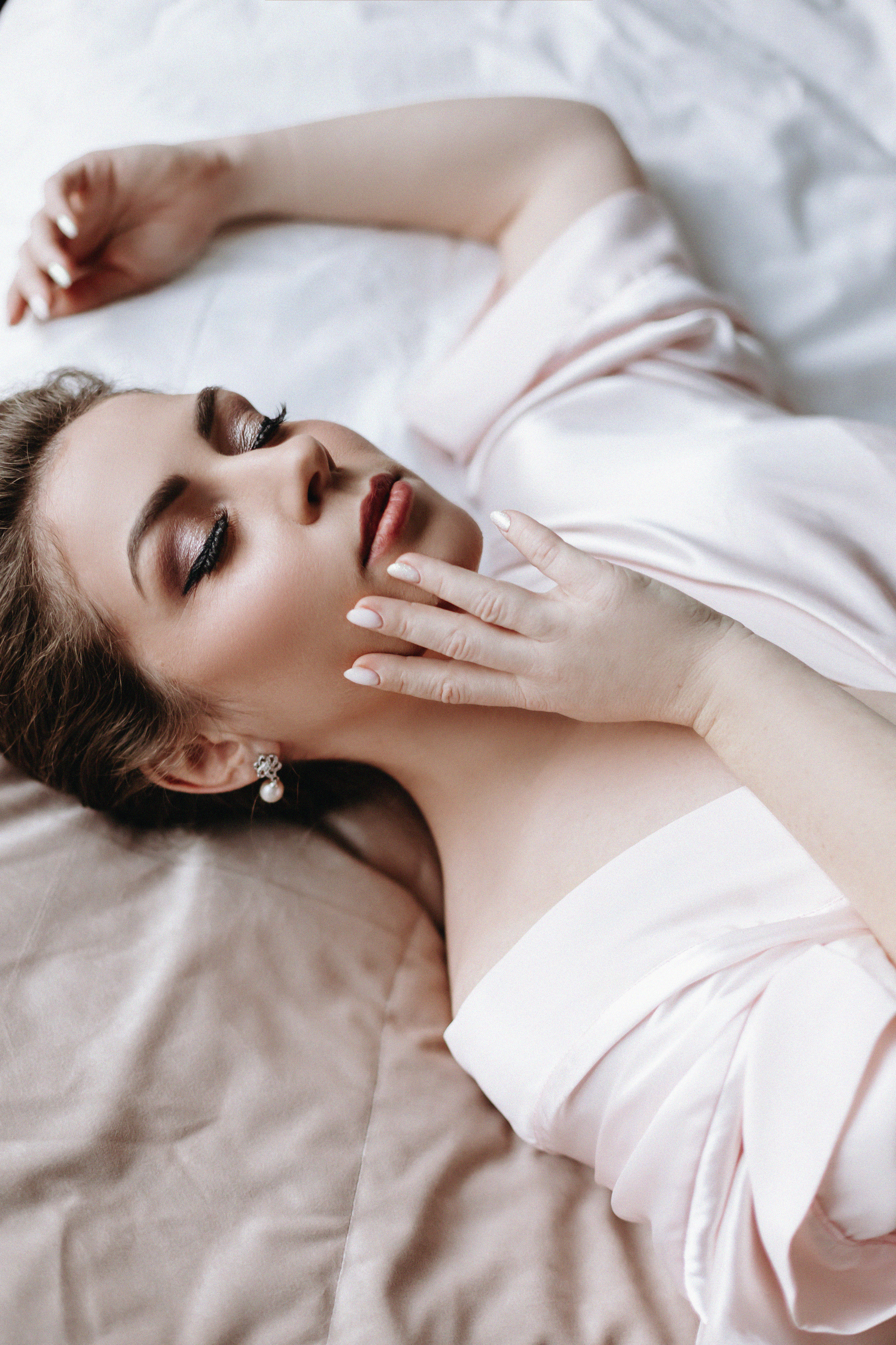 Свежий свадебный макияж с накладными ресницами.