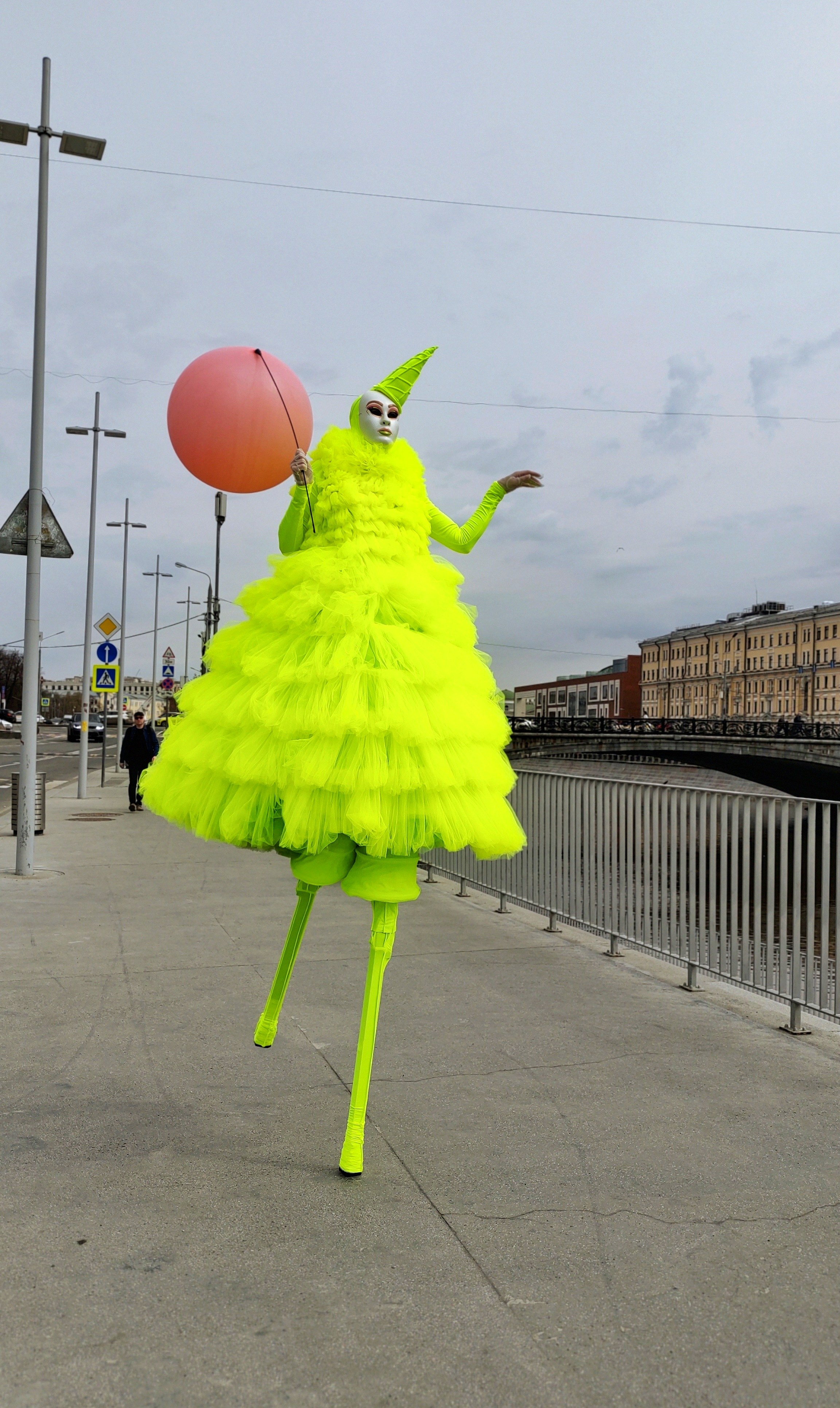 Ходулист спешит к детям на детский день рождения