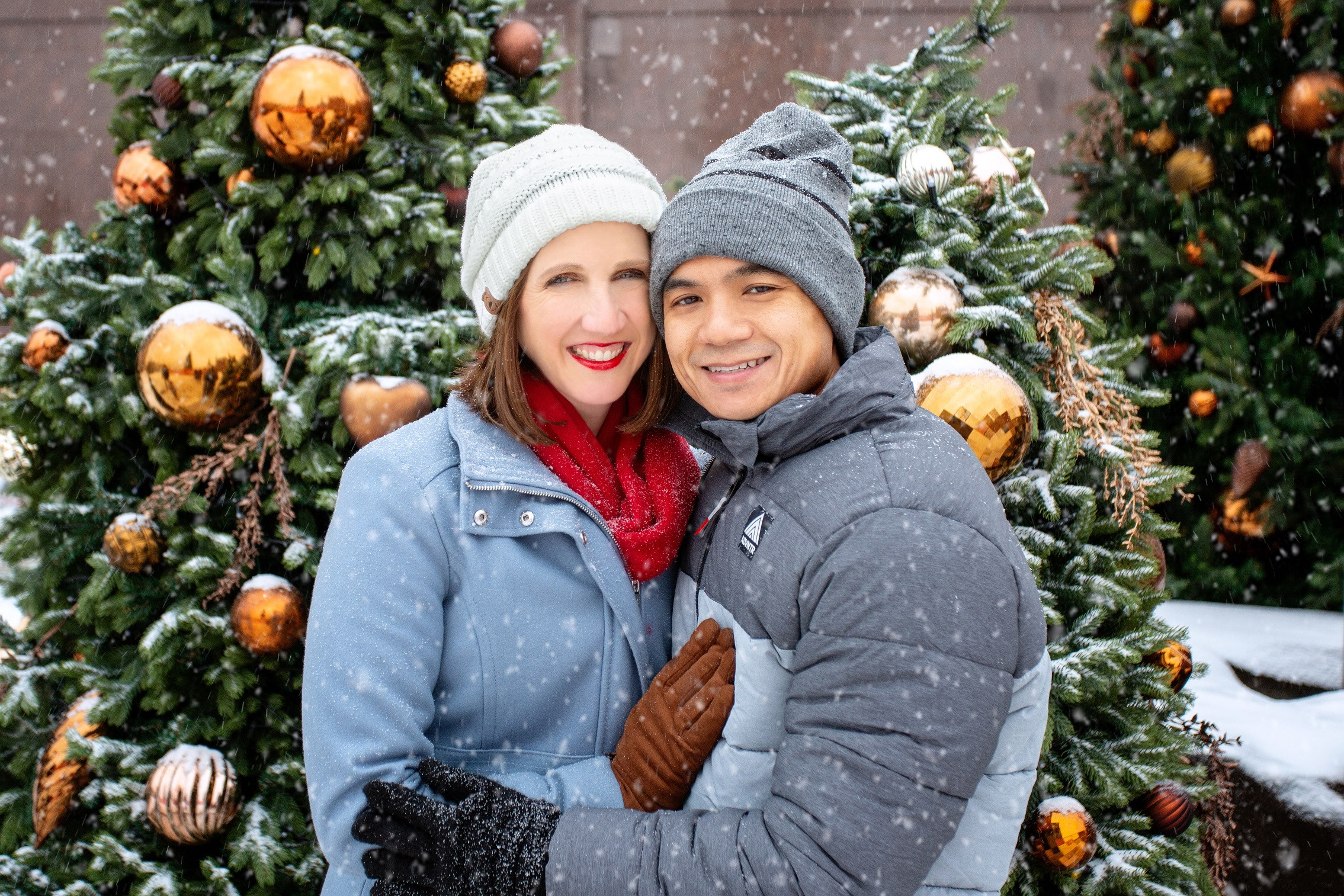 Travel photographer Lena Menshova and couple photoshoot on Red Square in Moscow Russia