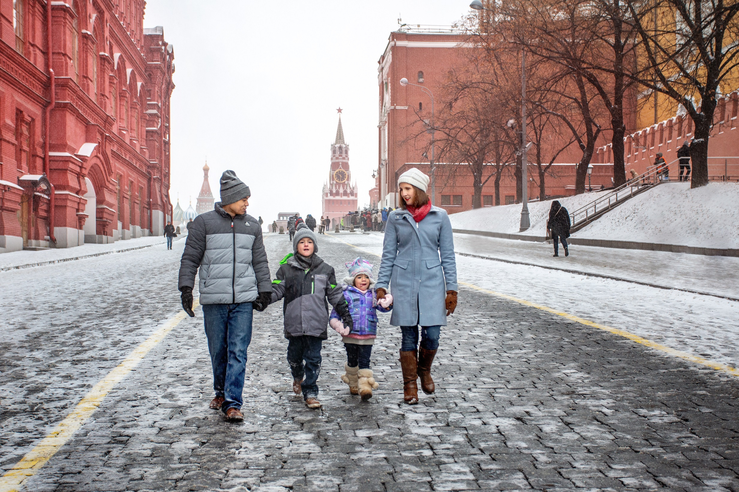 Vacation photographer Lena Menshova and family photo shoot on Red Square in Moscow Russia in winter time