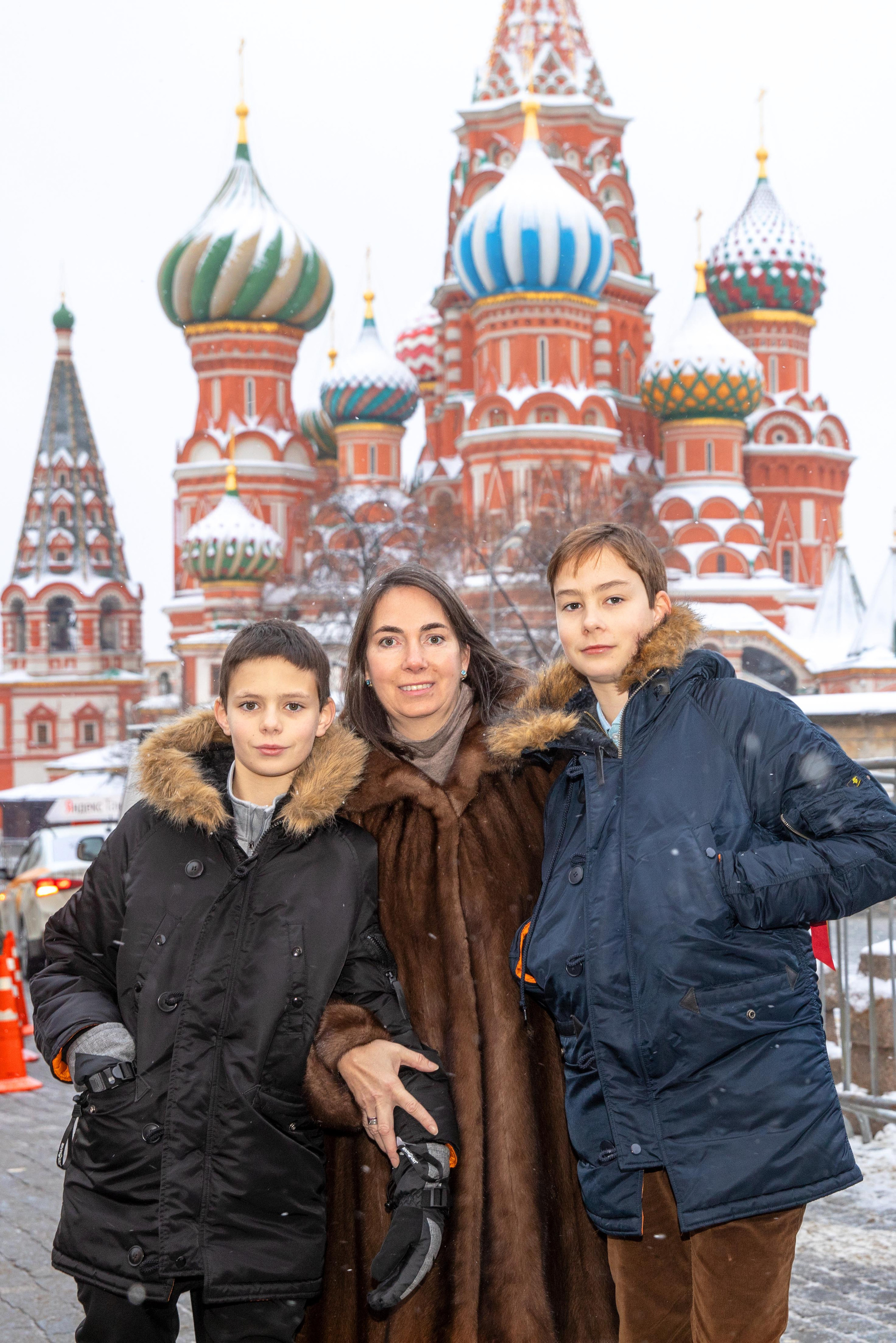 Family in Moscow winter time photoshooting made by Local photographer in Moscow Lena Menshova