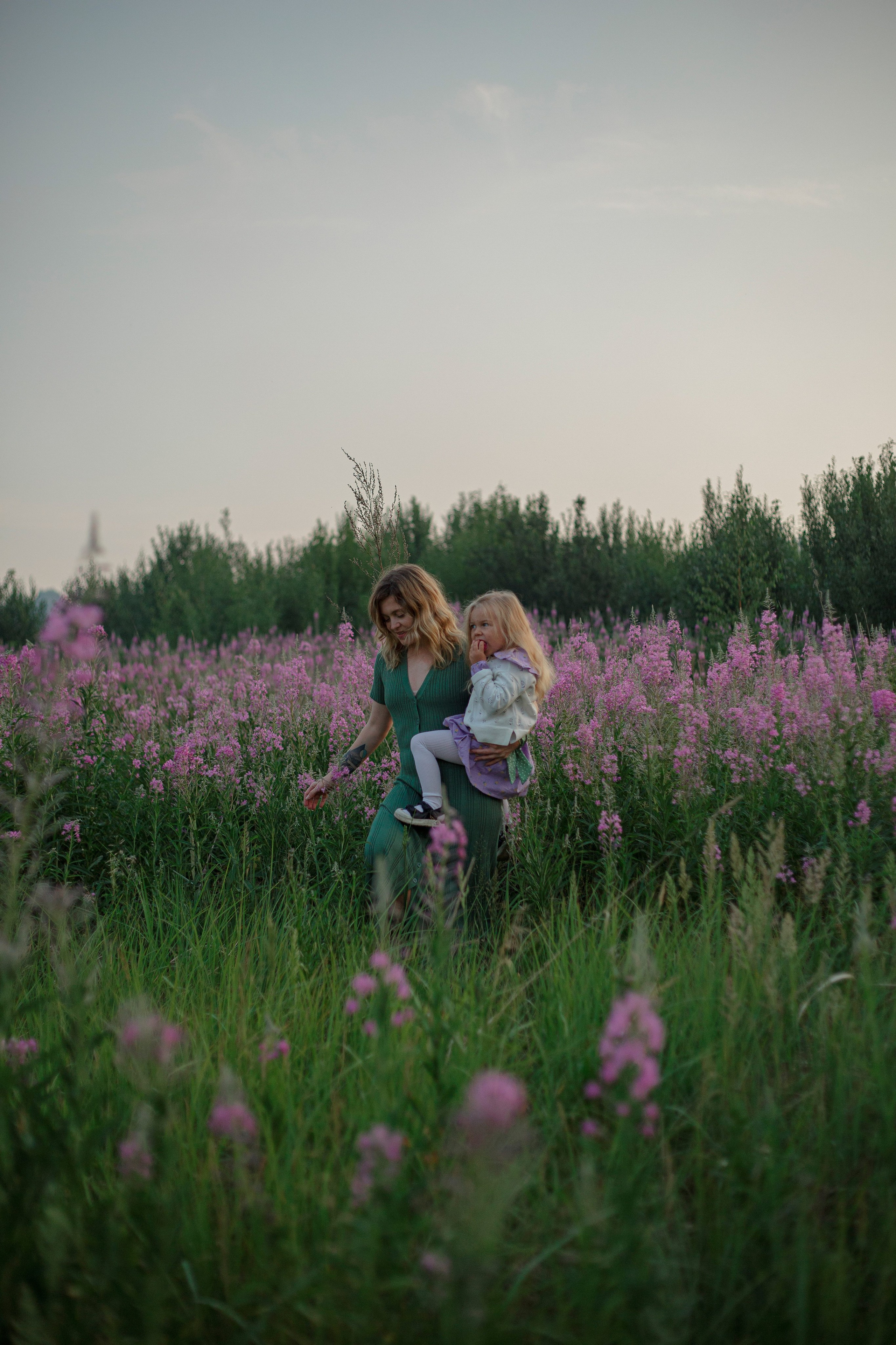 Семейная фотосъемка в поле летом 2023. Марина Рерих — портретный фотограф в Екатеринбурге
