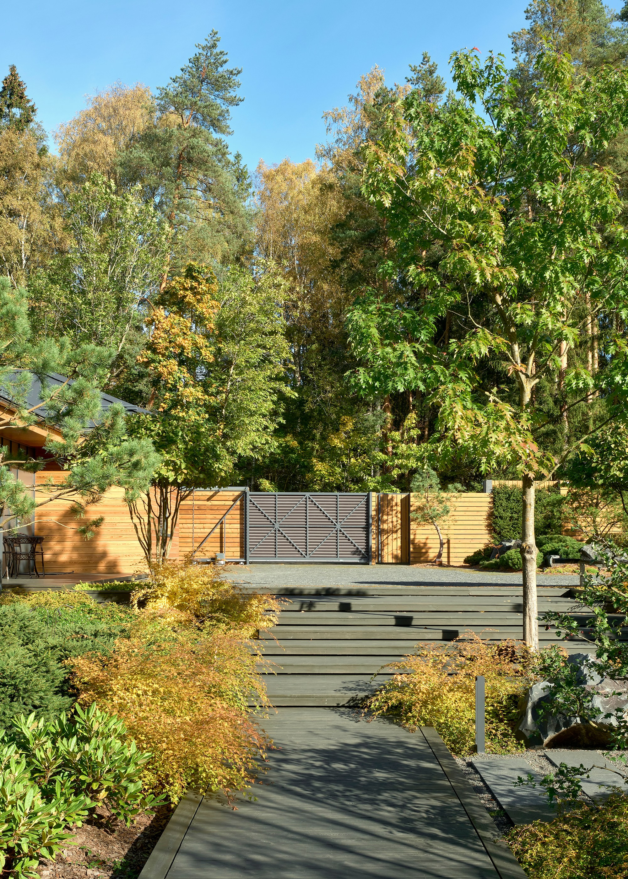 Усадьба Хрустальное: фотосъемка частного сада Валерия Федотова в Репино для L.BURO. Фотограф Наталья Соловьева | interioto