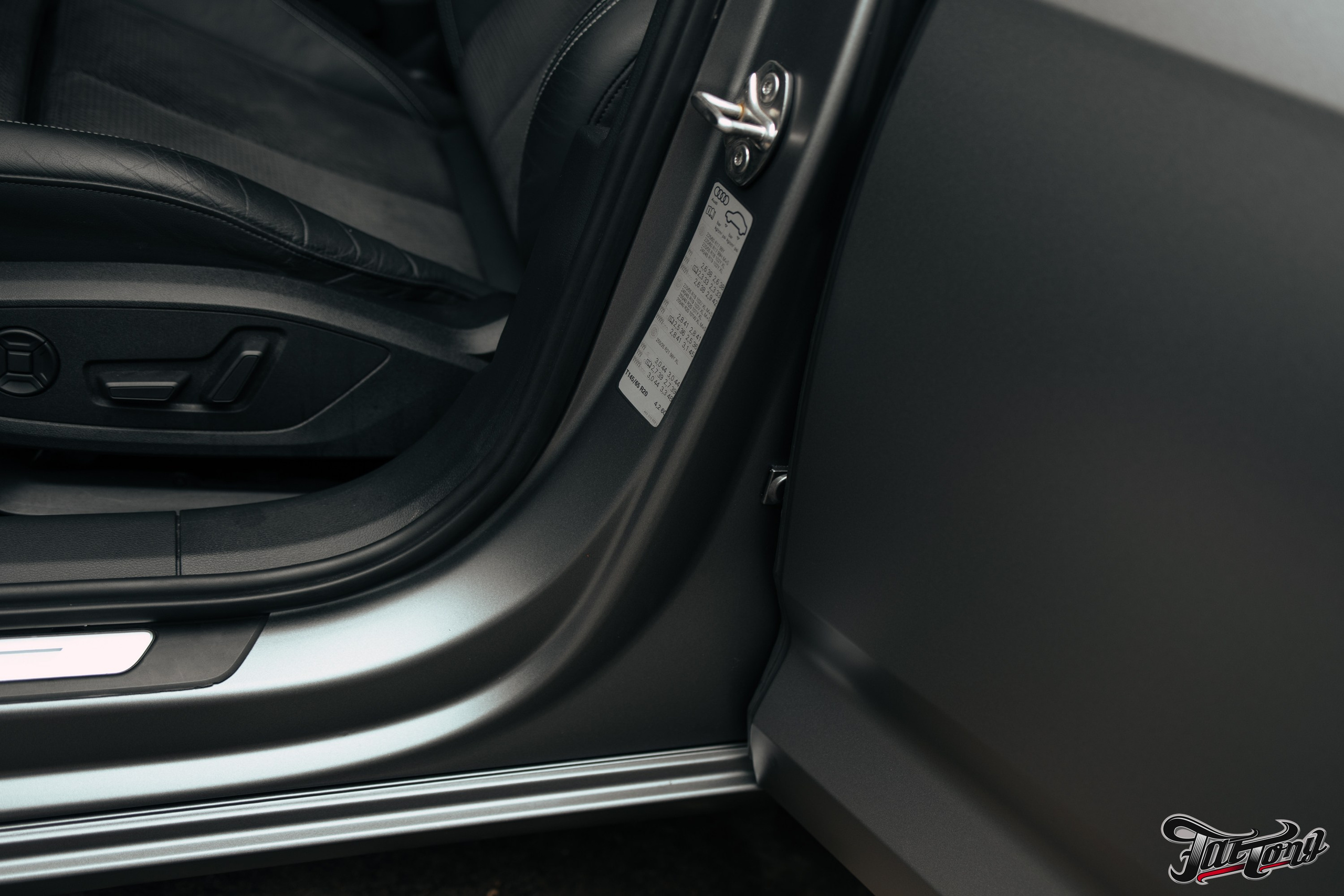 Audi A6 2 раза поменяла цвет, оклейка с проемами в зеленый и преклейка в серый. DeLorein