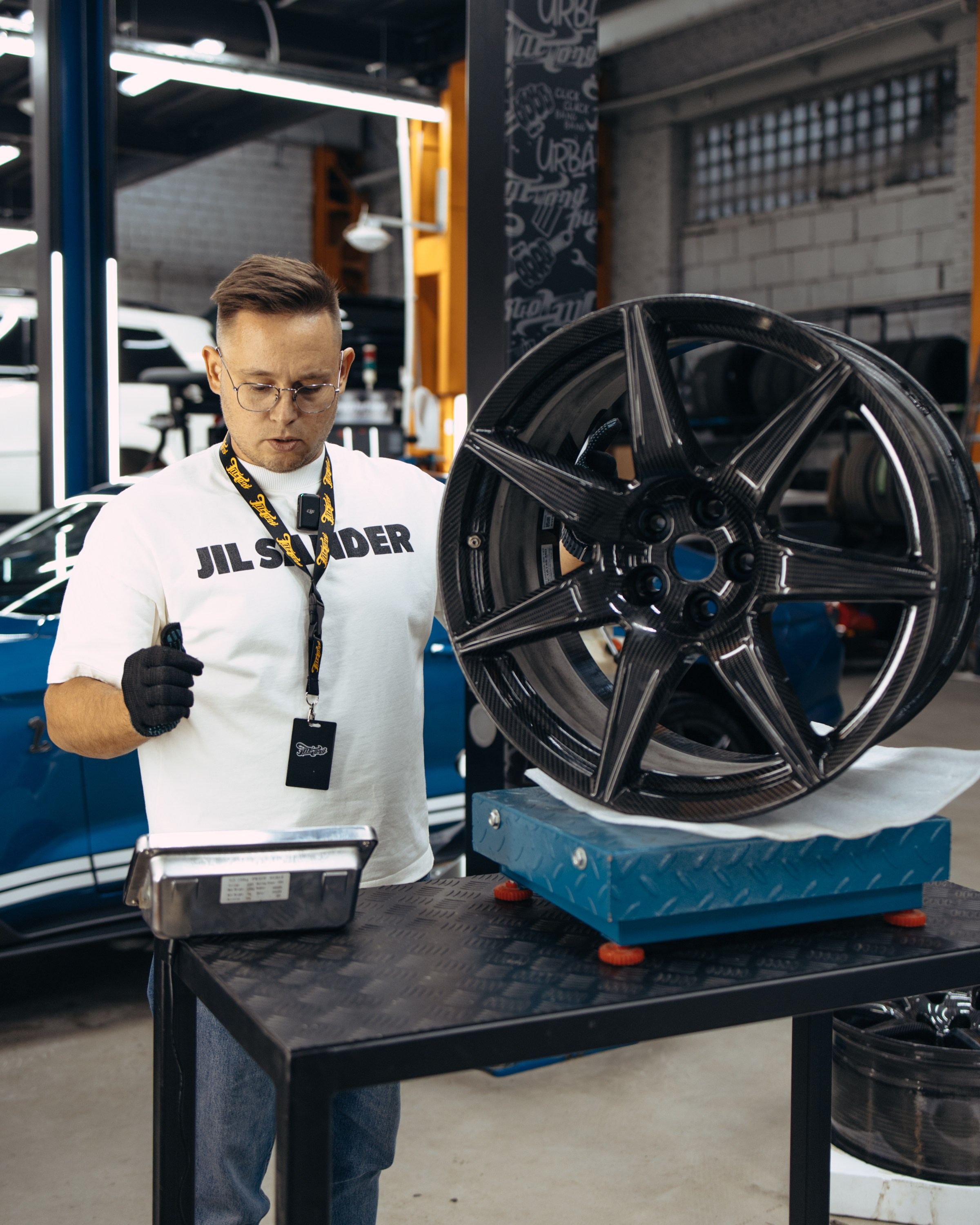 Ford Mustang Shelby сборка и шиномонтаж карбоновых дисков. DeLorein