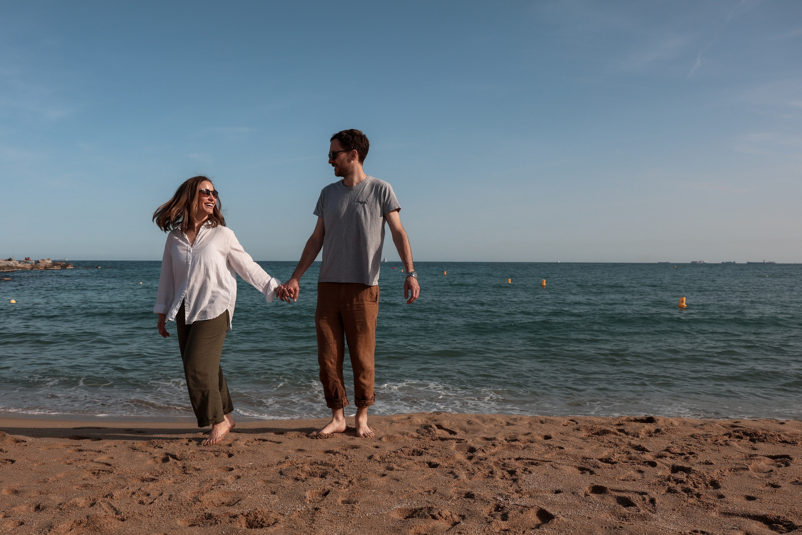Family pizza at the sea. Natalia Zhuravleva|family, newborn, maternity photographer in Barcelona