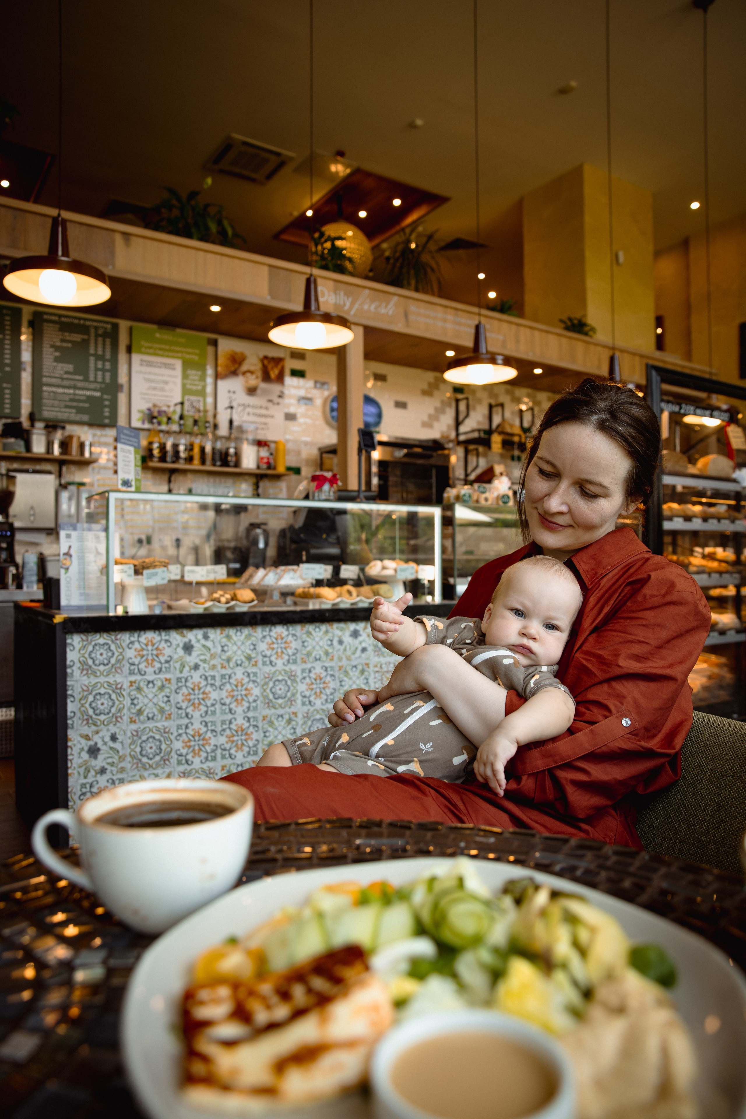 Настя с сыном у Alma-Mater. Ваш семейный newborn и lifestyle фотограф в СПБ Наталья Журавлева