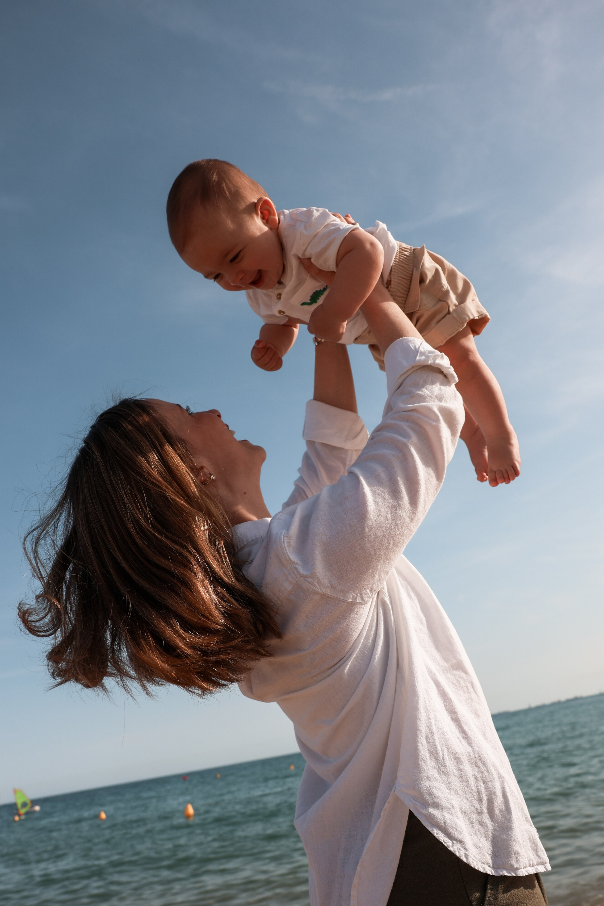 Family pizza at the sea. Natalia Zhuravleva|family, newborn, maternity photographer in Barcelona