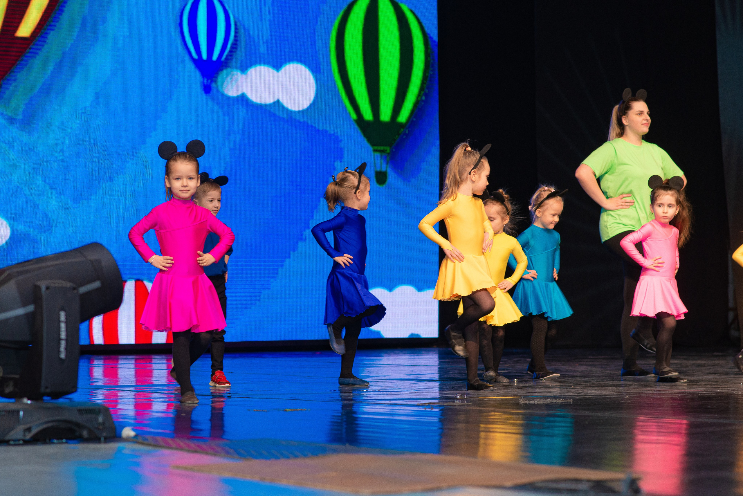 Выступление школы танцев Овация. Семейный фотограф на выписку из роддома и крещение Минск Настя Гришук