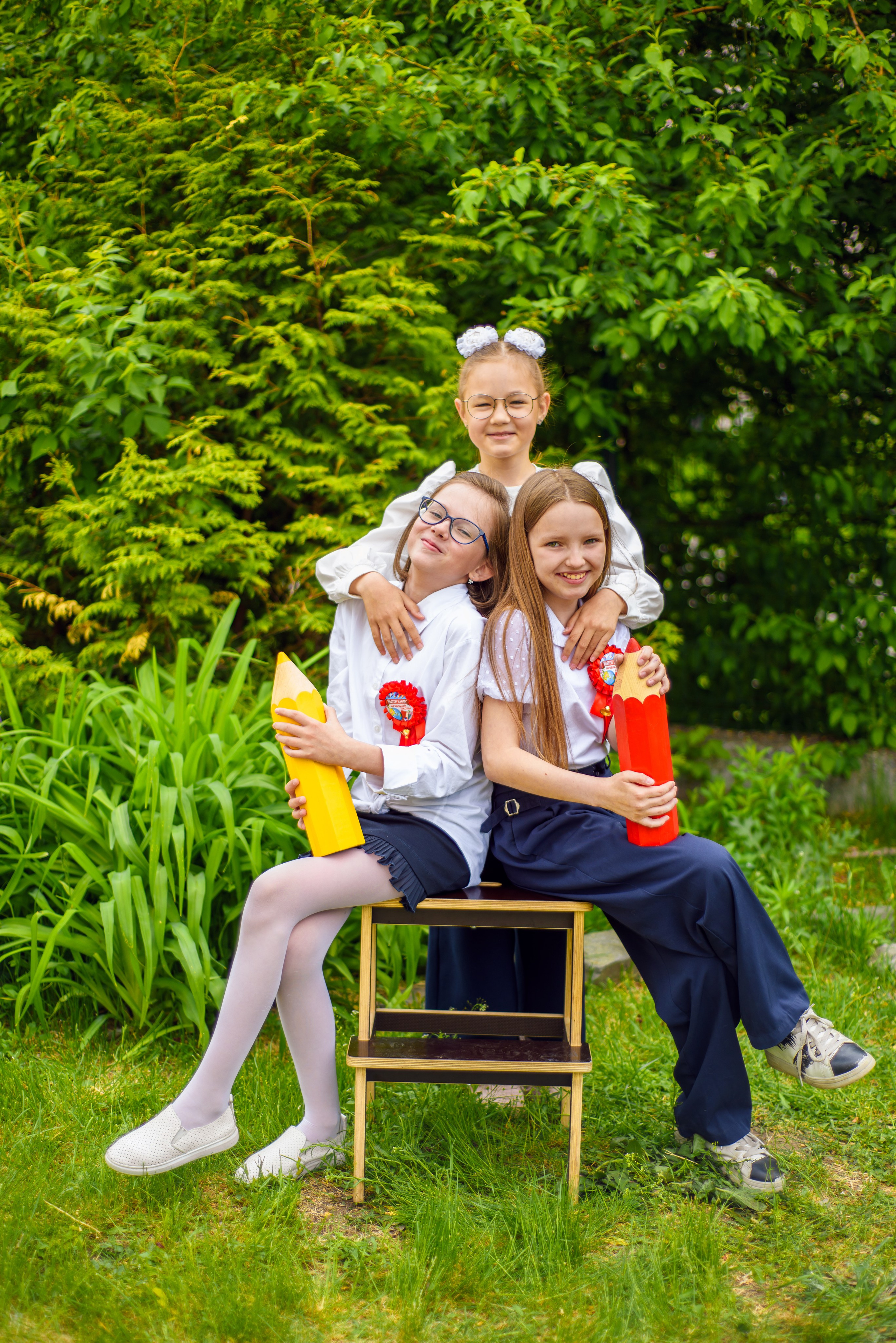 Фотосъемка в школьном саду. Фотограф. Выпускные альбомы в Барнауле