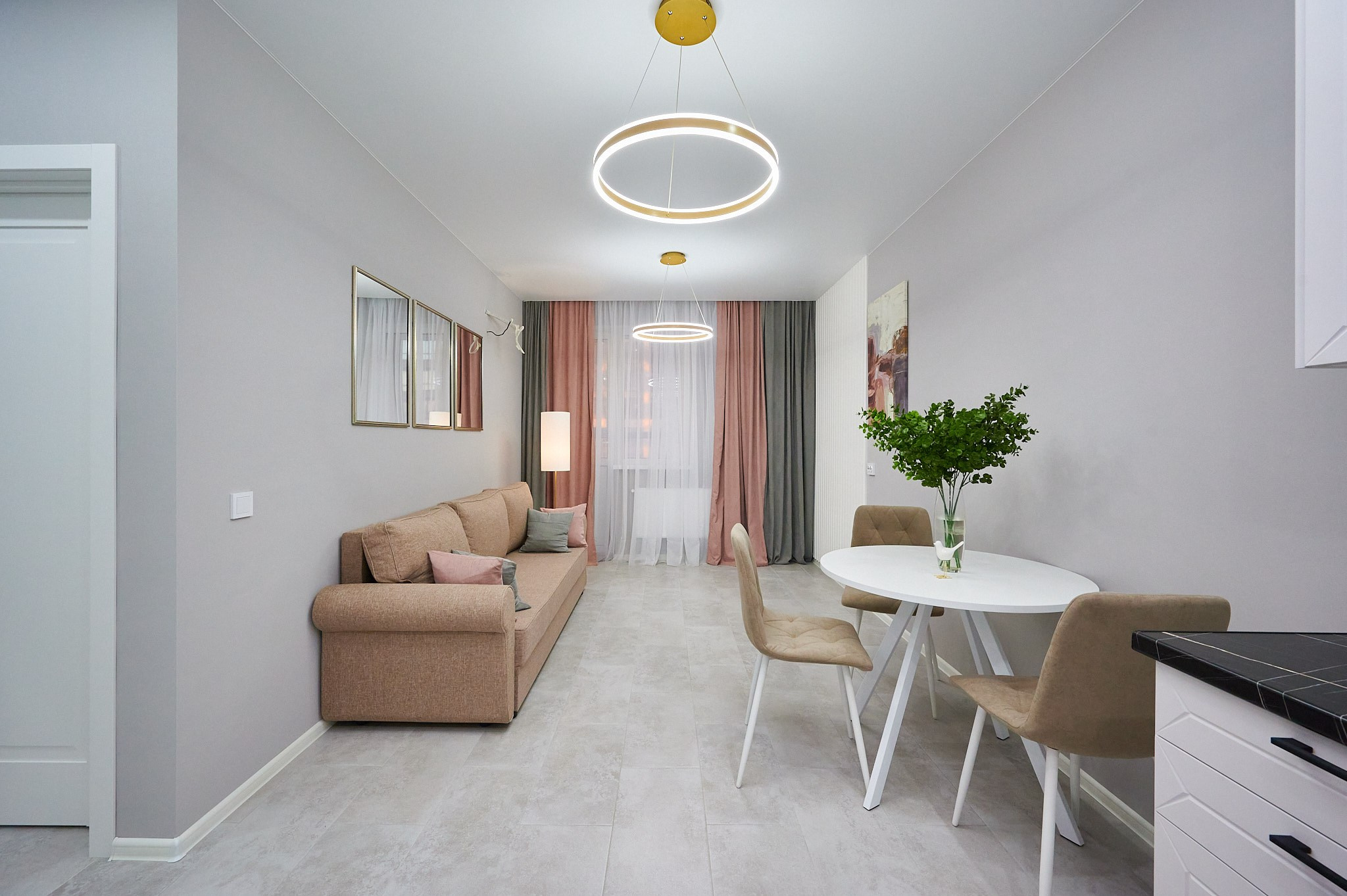 кухня светлые тонна белая стена бежевый диван белый стол бежевые стулья 