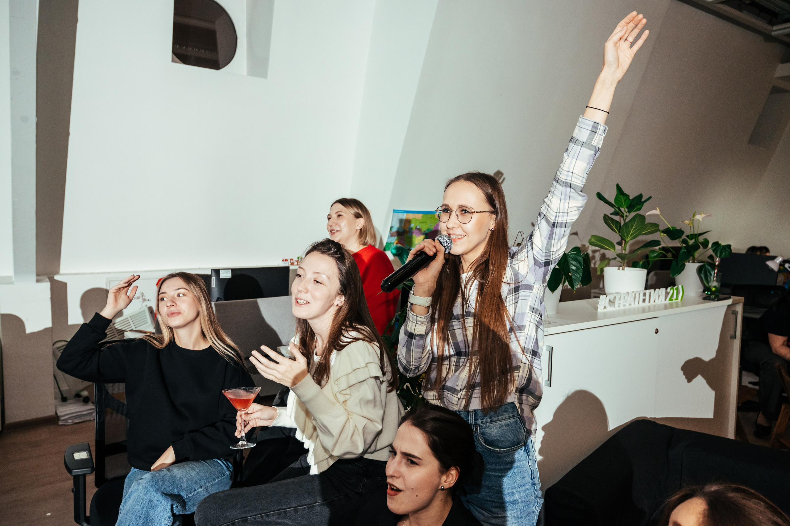Фотосъёмка корпоратива в офисе в Санкт-Петербурге. Анастасия Петрович фотограф, фотокорреспондент в Москве и Санкт-Петербурге. Фотосъёмка репортажа, мероприятия, корпоративная съёмка, контент