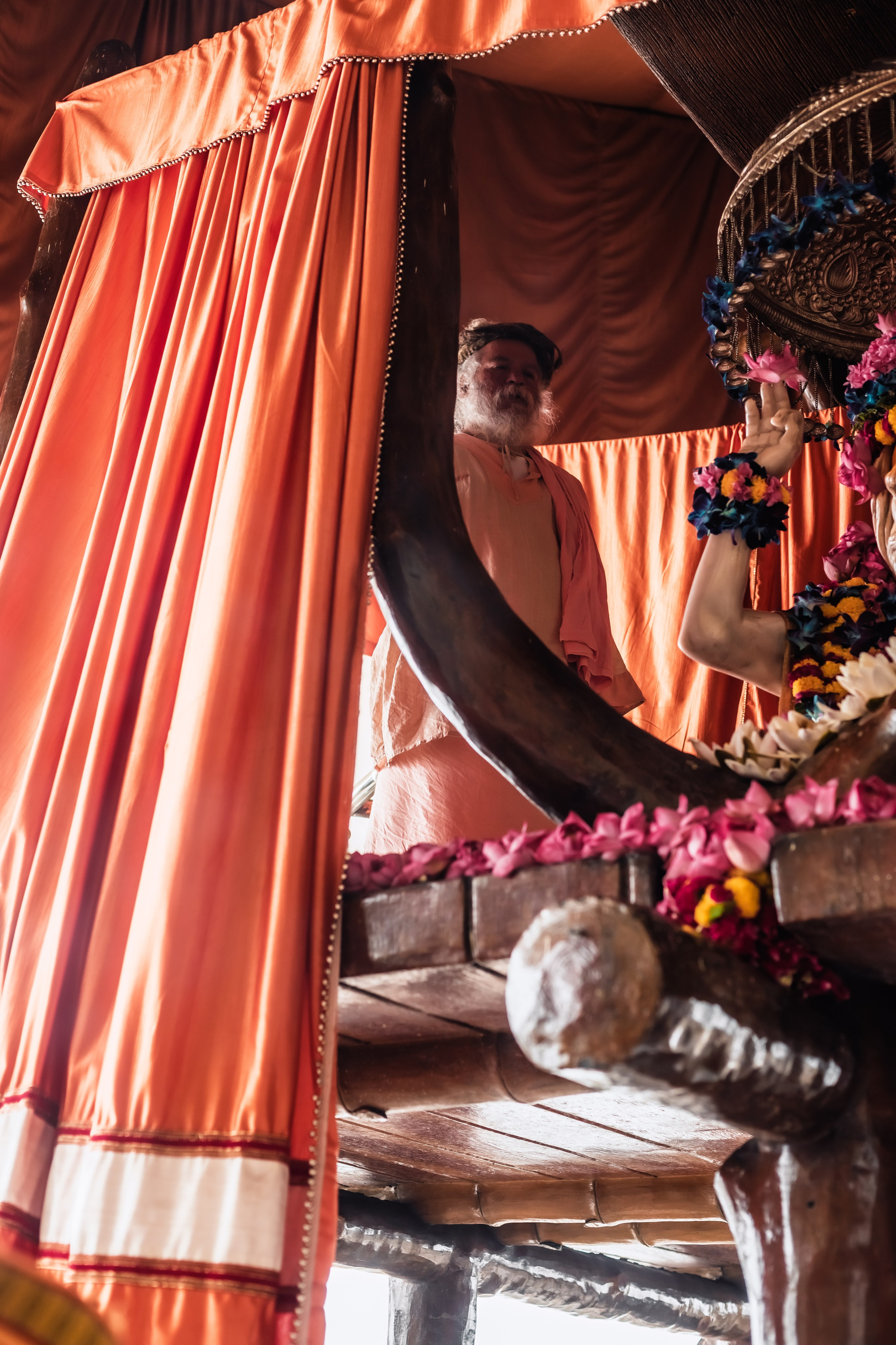 Abhisheka Devraha Baba on Sri Devdas ji maharaj bd. Mariam Bagdasaryan