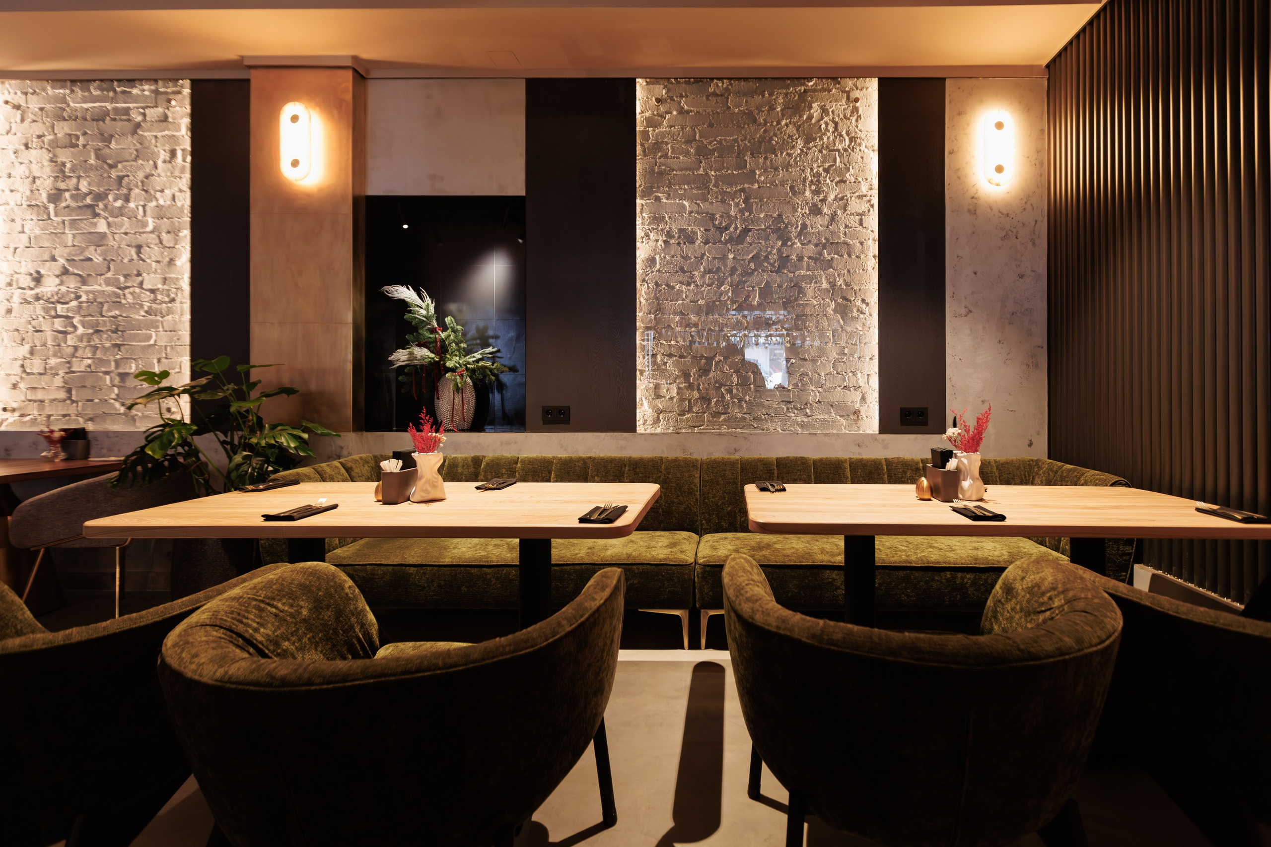 Фотограф для интерьерной съемки ресторана. Контент для бизнеса в Екатеринбурге Полдень Медиа