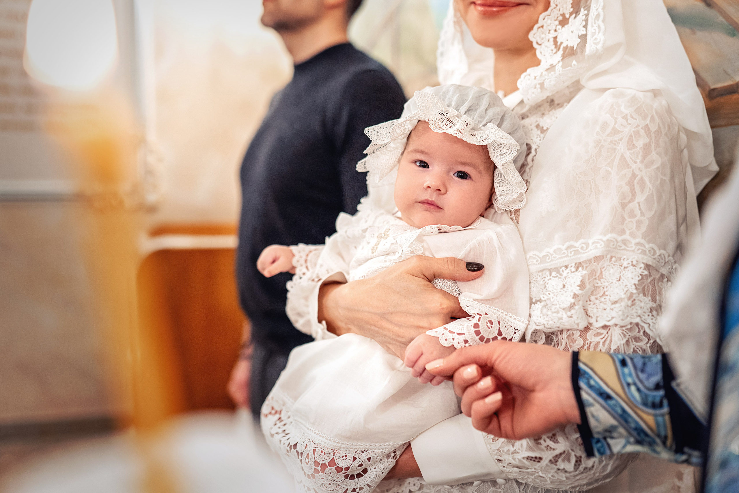 Крещение ребенка в храме Петра и Февронии в Покровском монастыре. Фотограф \ Видеограф на Крещение, Венчание Москва| Семейные съемки