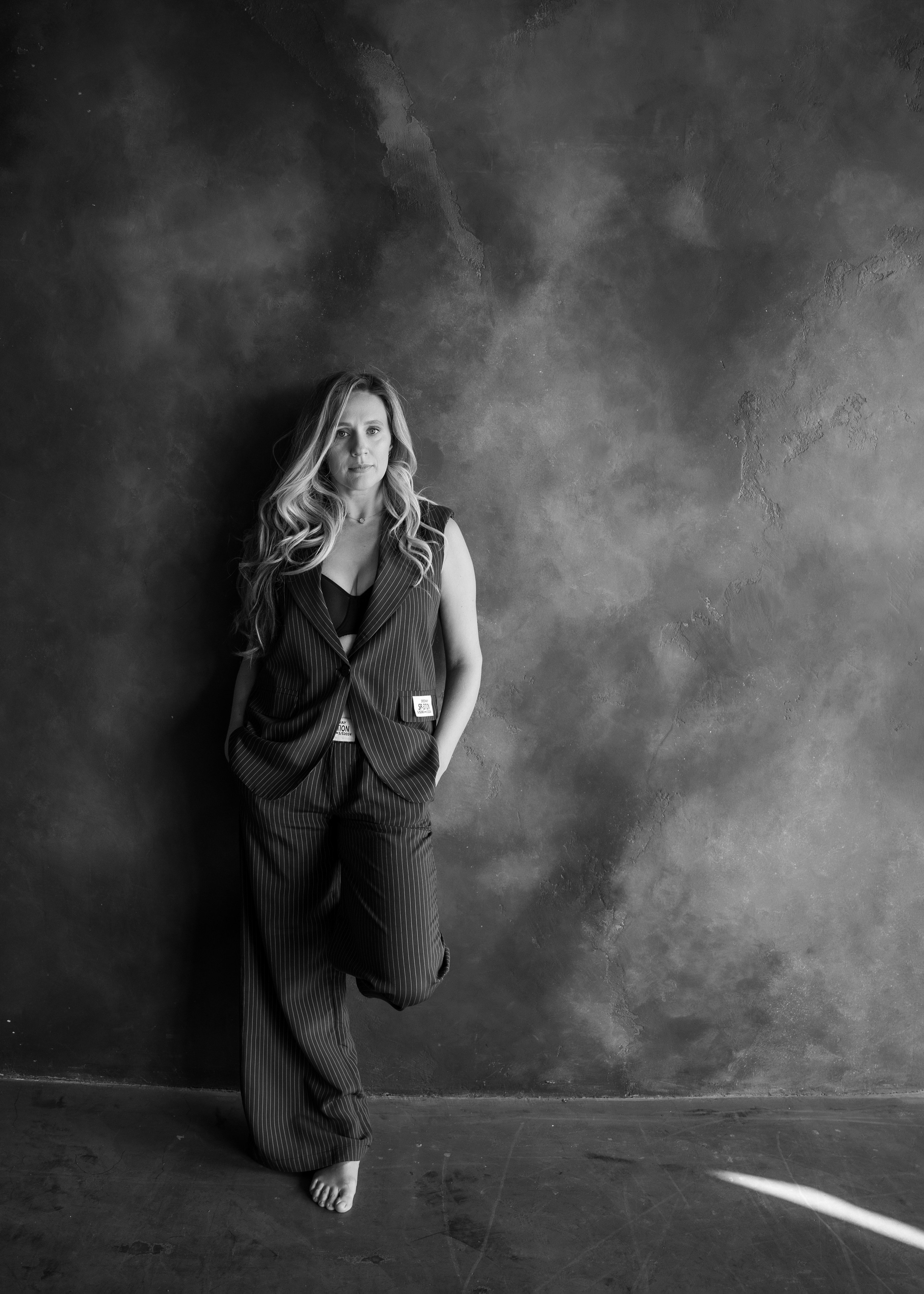 Женский нежный фотопортрет на стуле в студии Красноряск. Женский фотограф в Красноярске