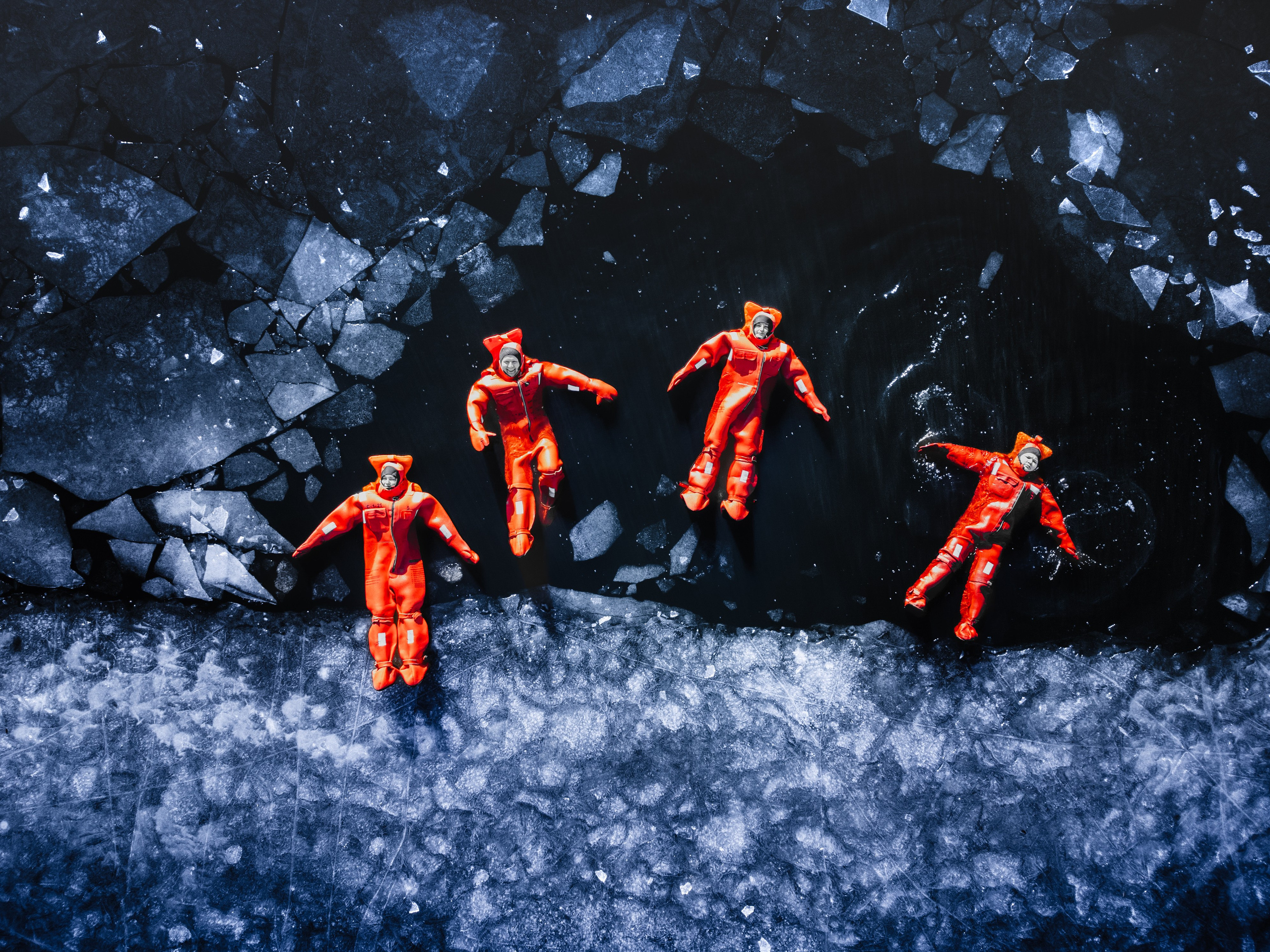 Люди купаются среди льдин, в спасательных оранжевых термо костюмах, айс флоатинг Ярославль